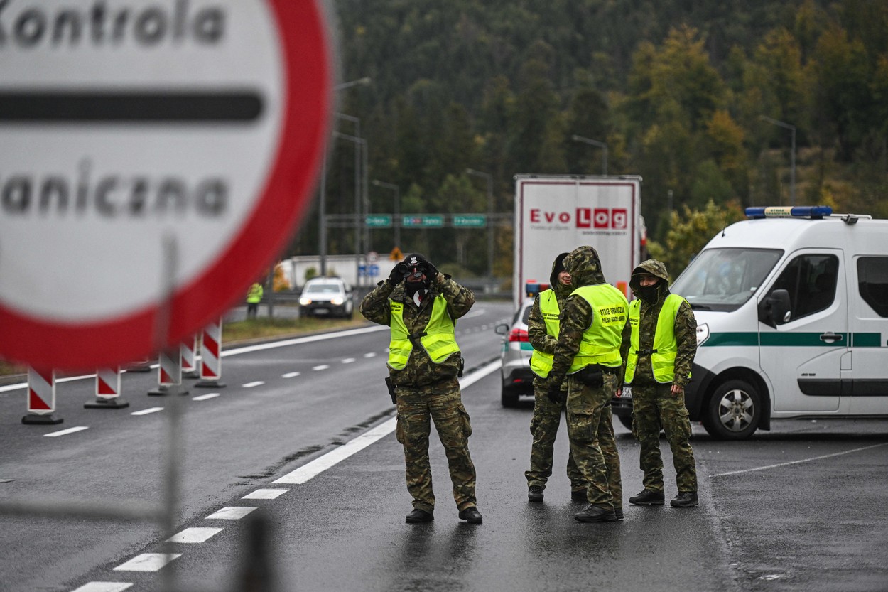 Poland brings back border controls with Slovakia