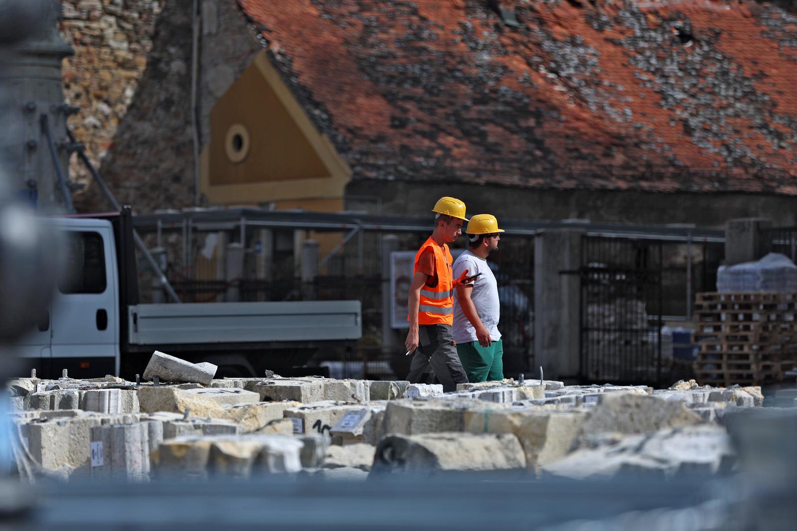 Zagreb: Dijelovi katedrale raspoređeni po tlu ispred katedrale