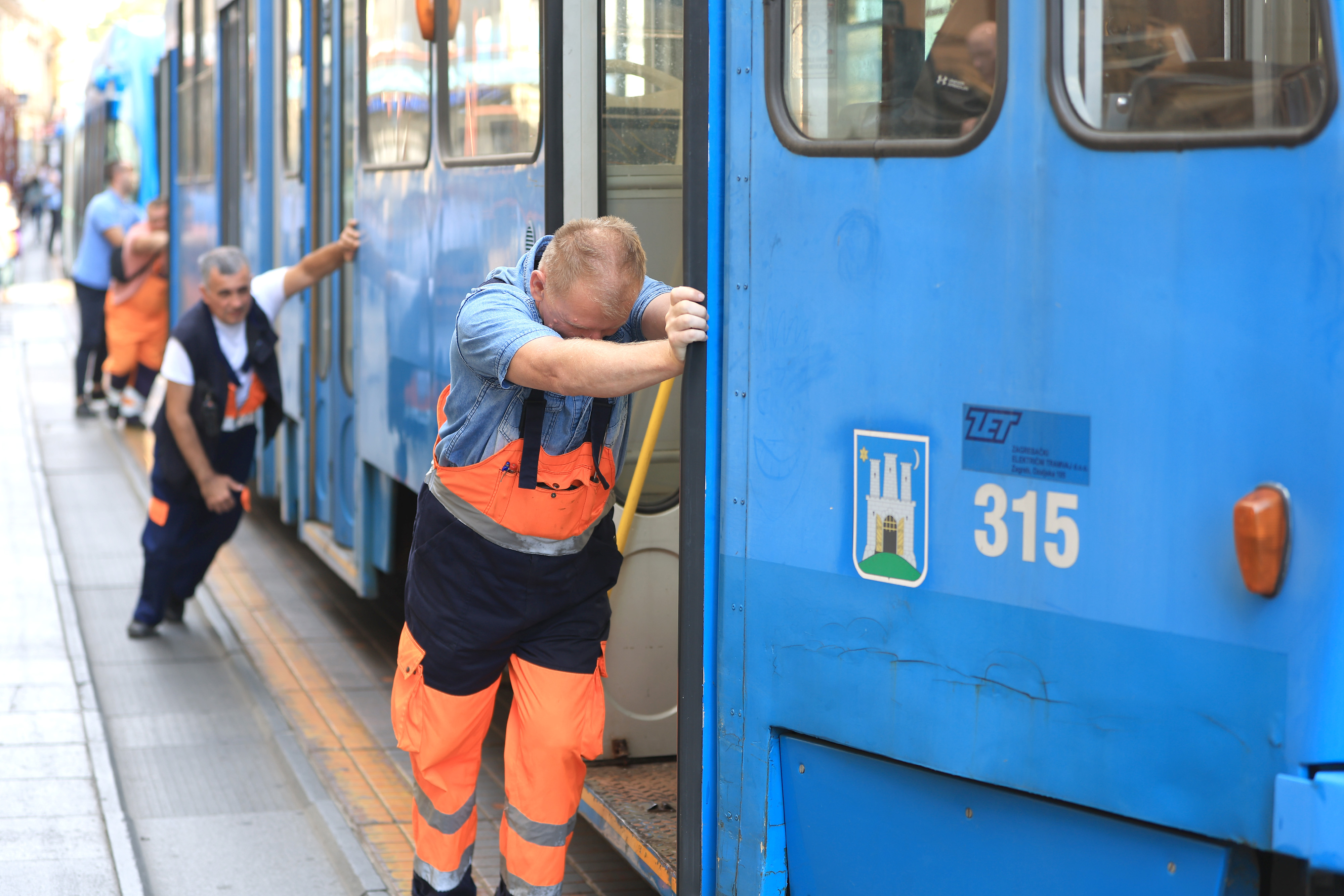 Zagreb: U Ilici se pokvario tramvaj te su ga ljudi morali gurati