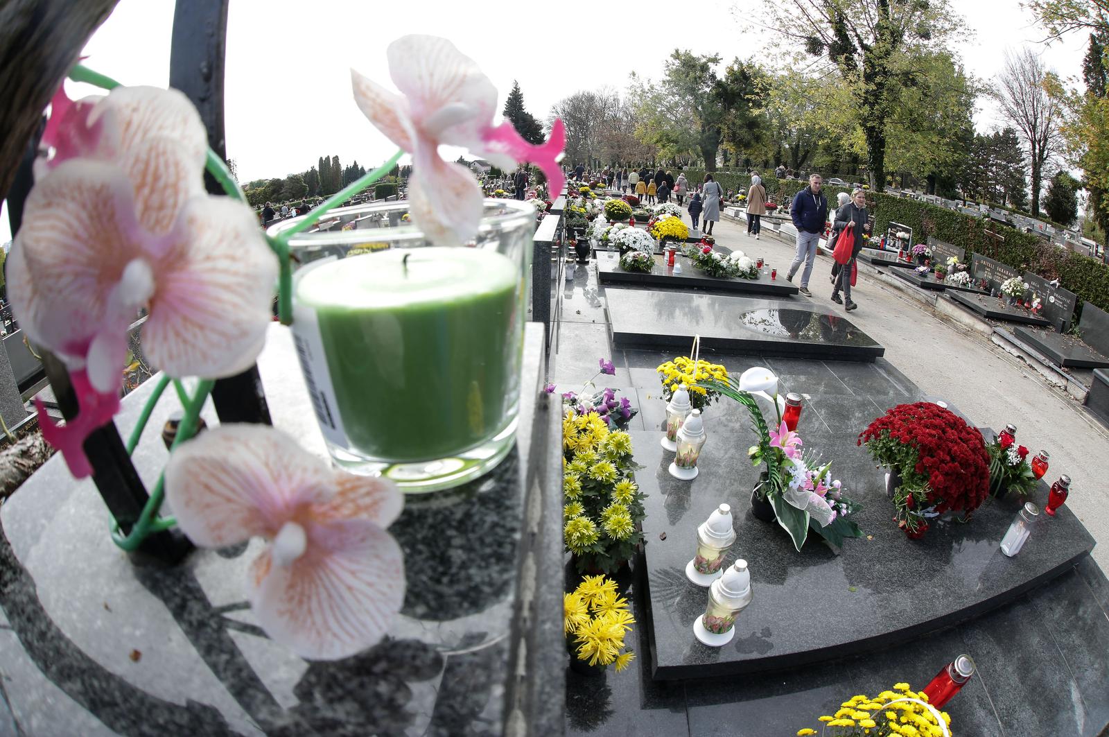 Zagreb: Blagdan Svih svetih na groblju Miroševac