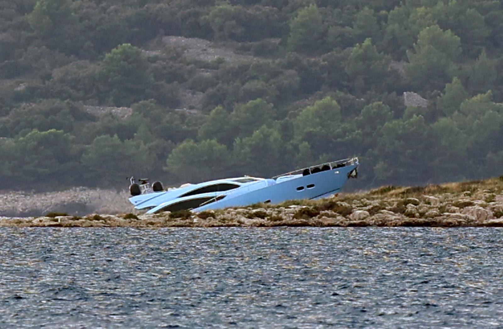 Na otočiću Pijavica u trogirskom akvatoriju nasukala se velika motorna jahta