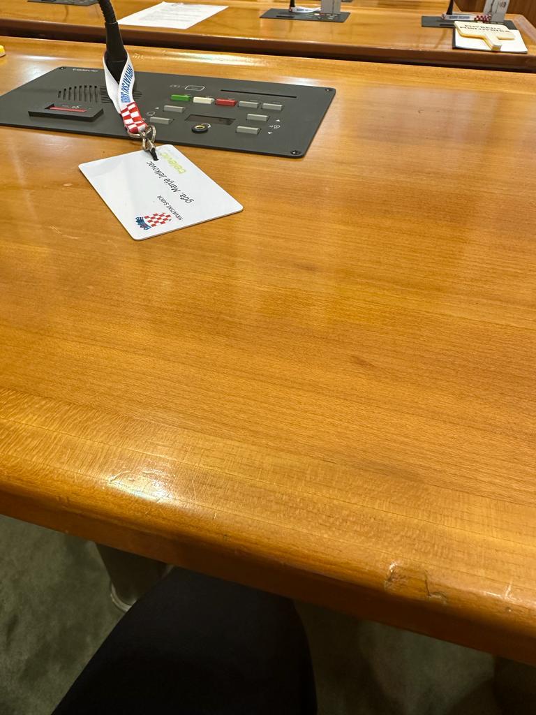 oštećene klupe sabor