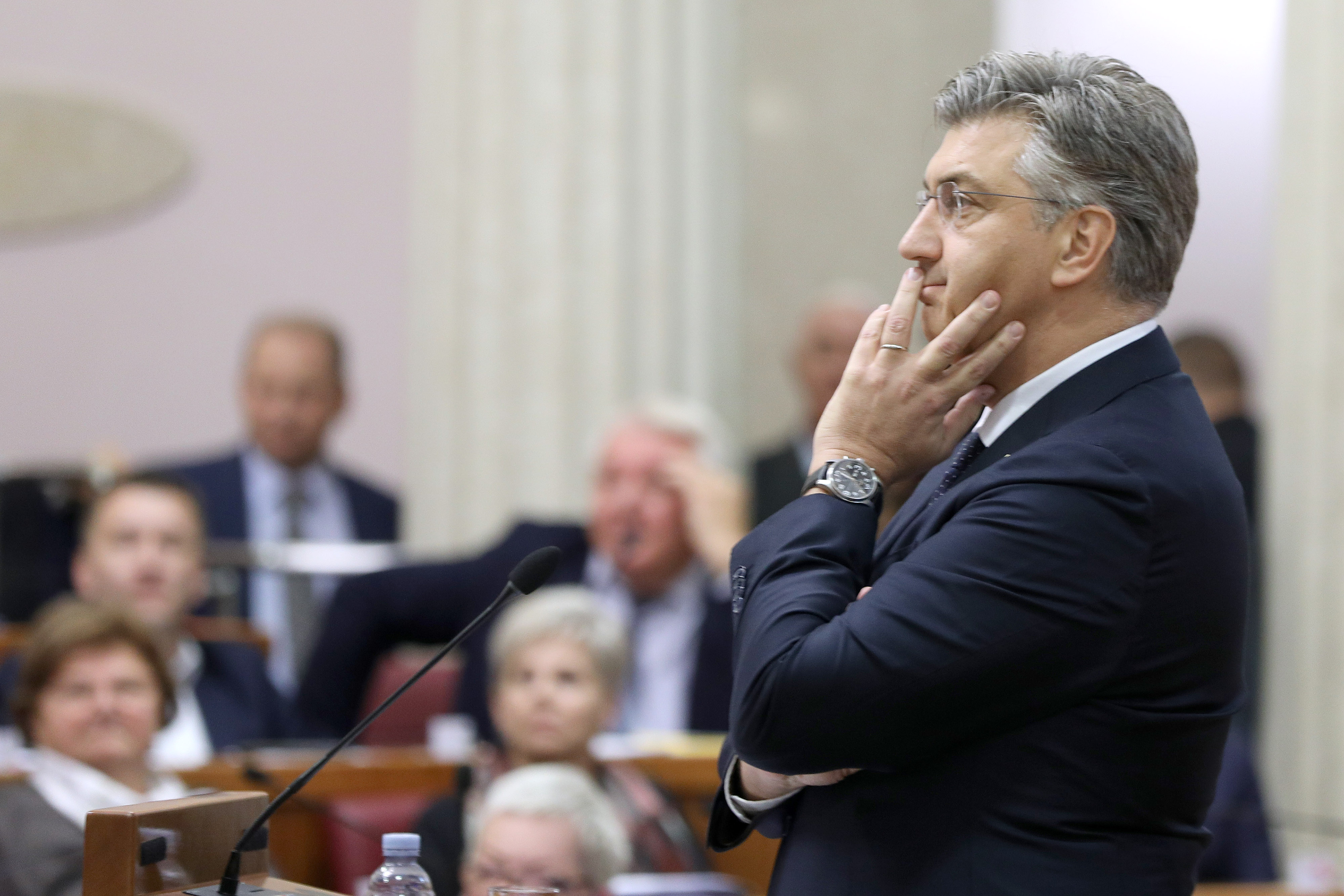 Zagreb: Oporba lupanjem ometa govor premijera Plenkovića u Saboru