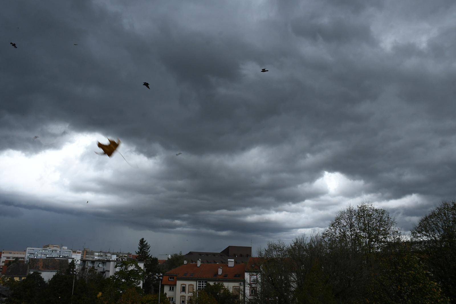 Sisak: Nakon toplijeg jutra uslijedio je jak vjetar i kiša