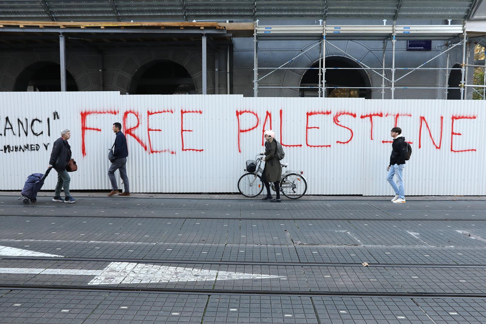 Zagreb: Na Zrinjevcu grafit "Stop the genocide in Gaza"