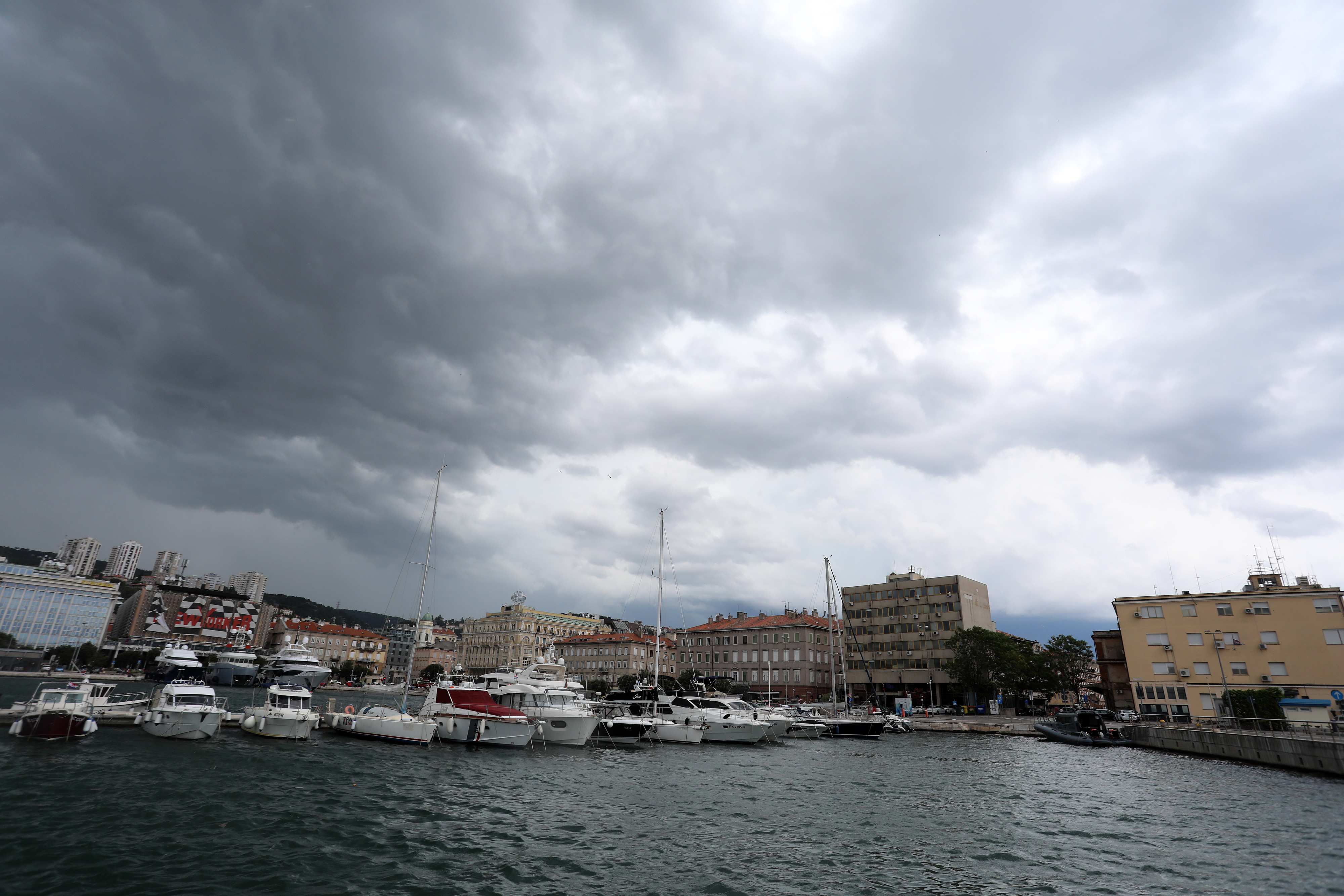 Rijeka: Olujni oblaci nad gradom