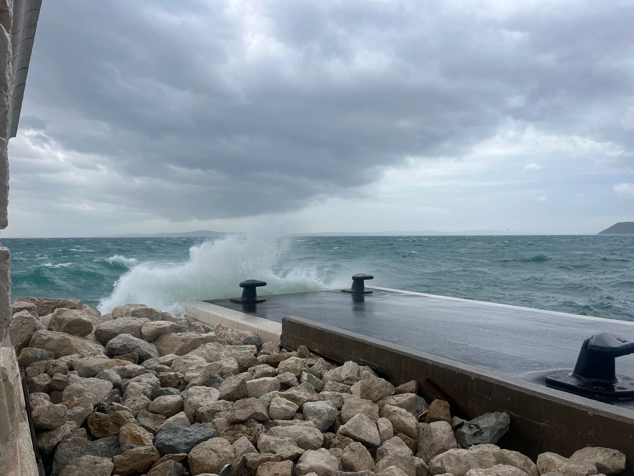 nevrijeme, oblaci, crni oblaci, oluja, more, riva, bura