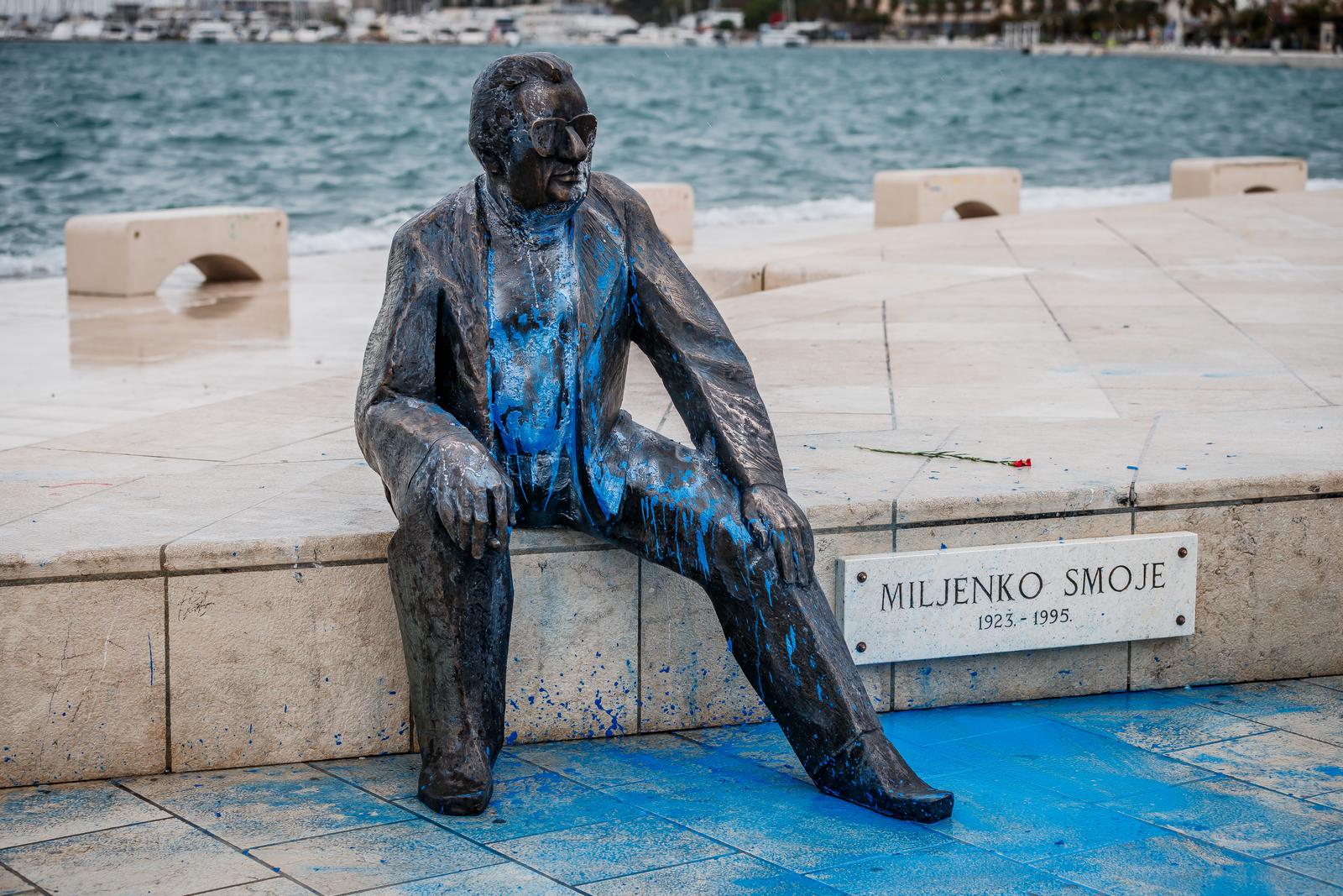 Split: Vandali bojom zalili spomenik Miljenku Smoji