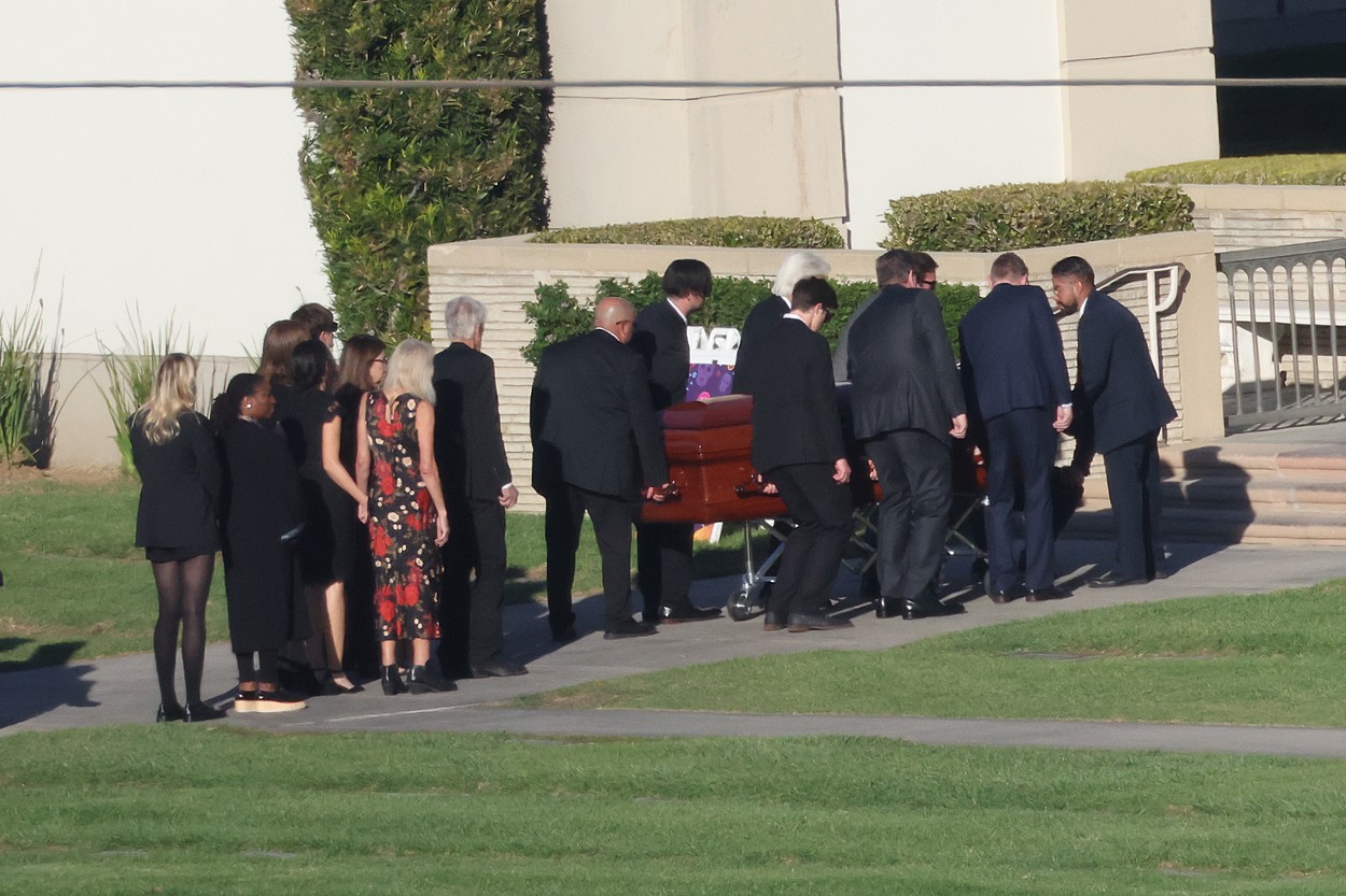 EXCLUSIVE: PREMIUM EXCLUSIVE: Jennifer Aniston, Courtney Cox, David Schwimmer And Lisa Kudrow Arrove At Matthew Perry's Funeral
