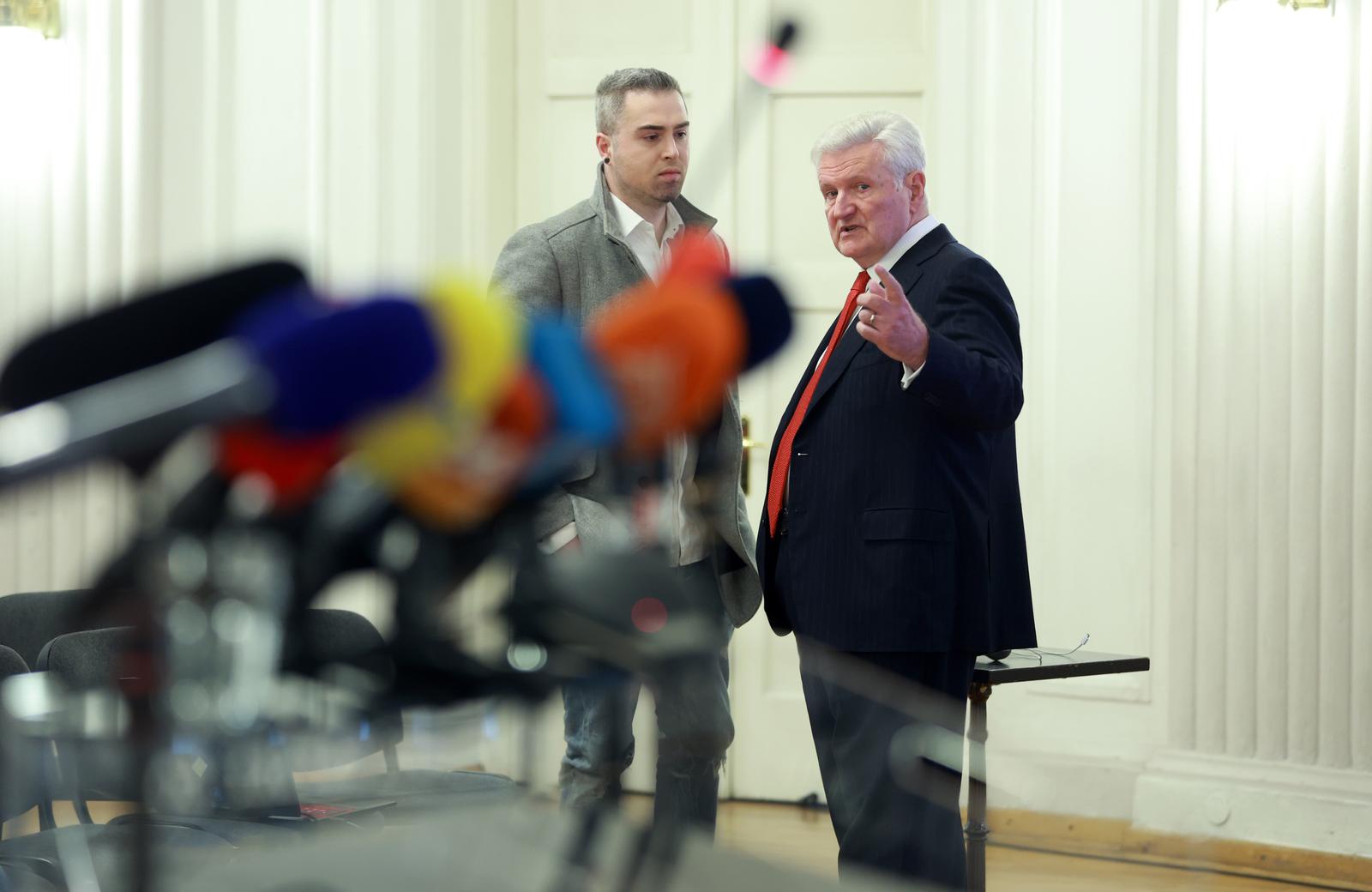 Zagreb: Bivši vlasnik Agrokora Ivica Todorić održao je  konferenciju za medije u Novinarskom domu