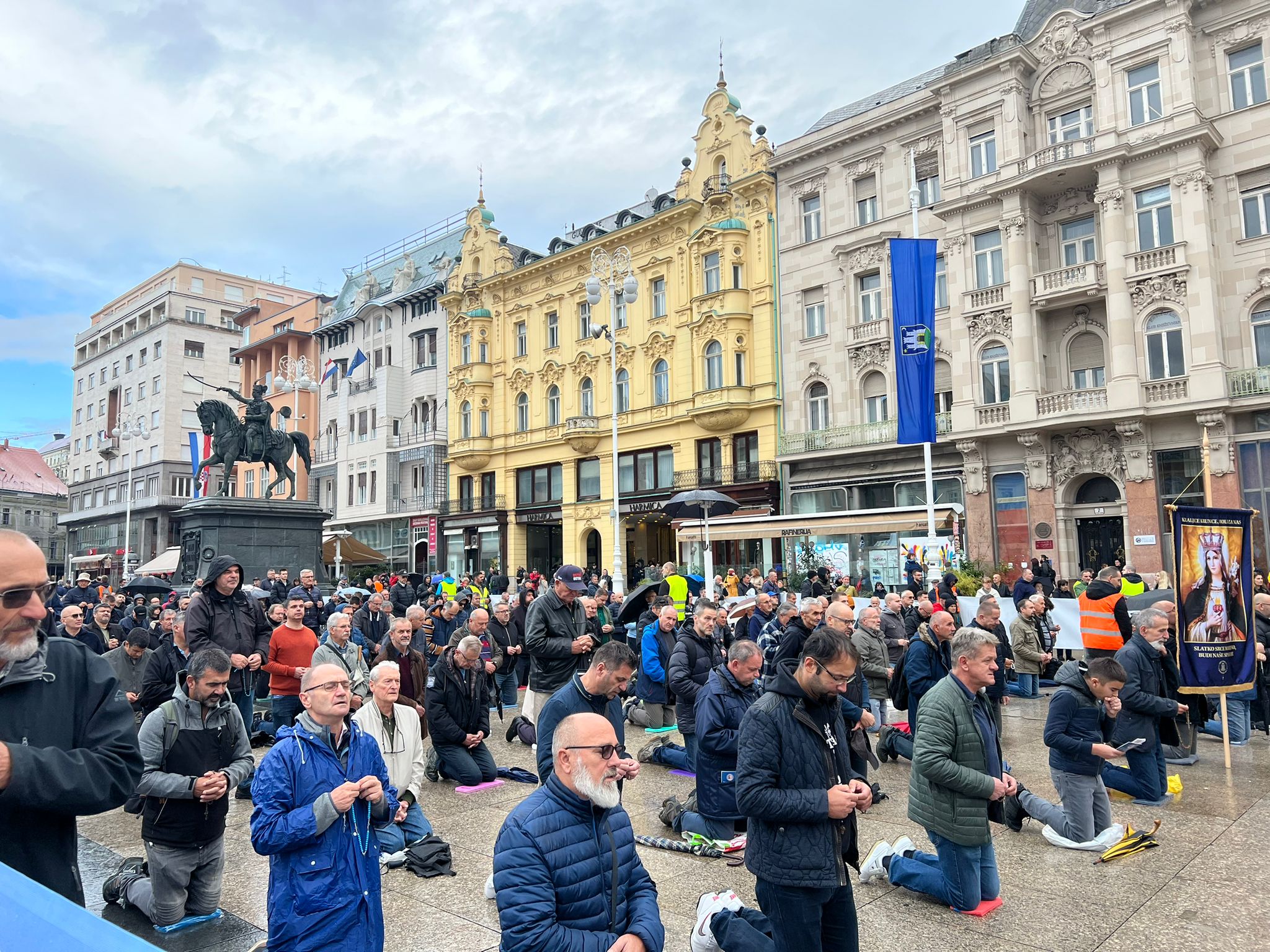 molitelji, muškarci kleče, trg bana jelačića