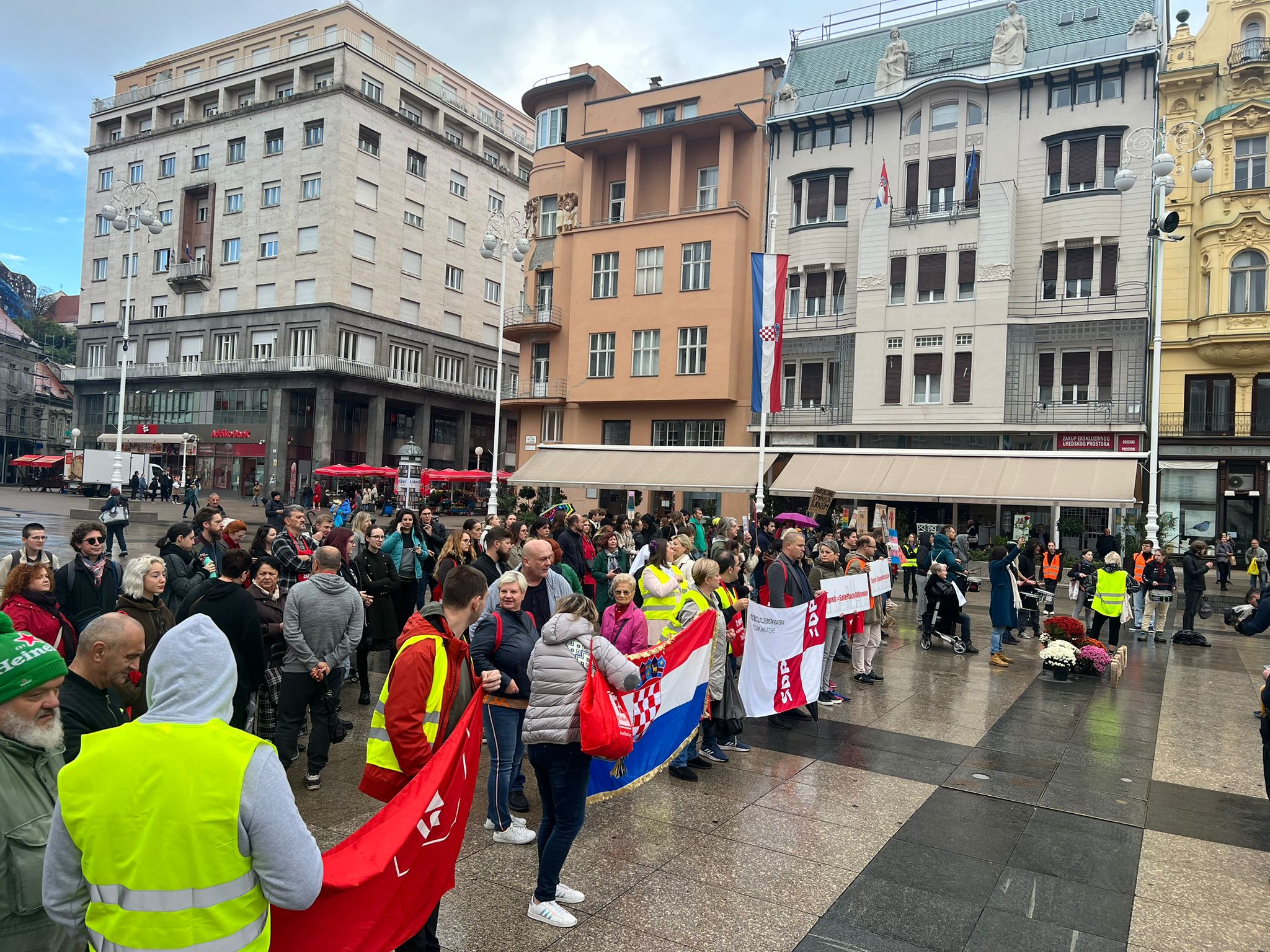 molitelji, muškarci kleče, trg bana jelačića, tiha misa, protuprosvjed
