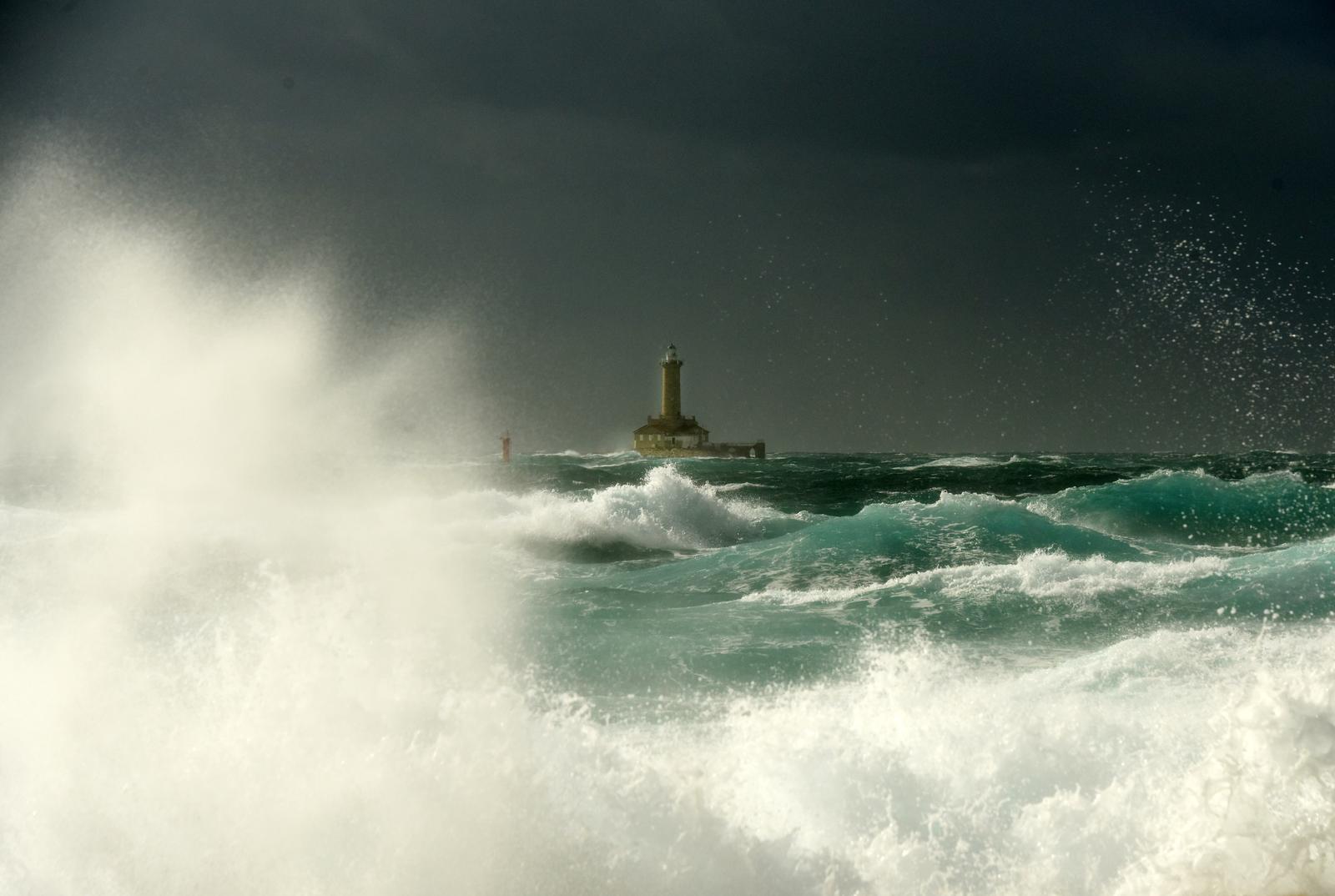 Premantura: Svjetionik Porer okovan velikim valovima