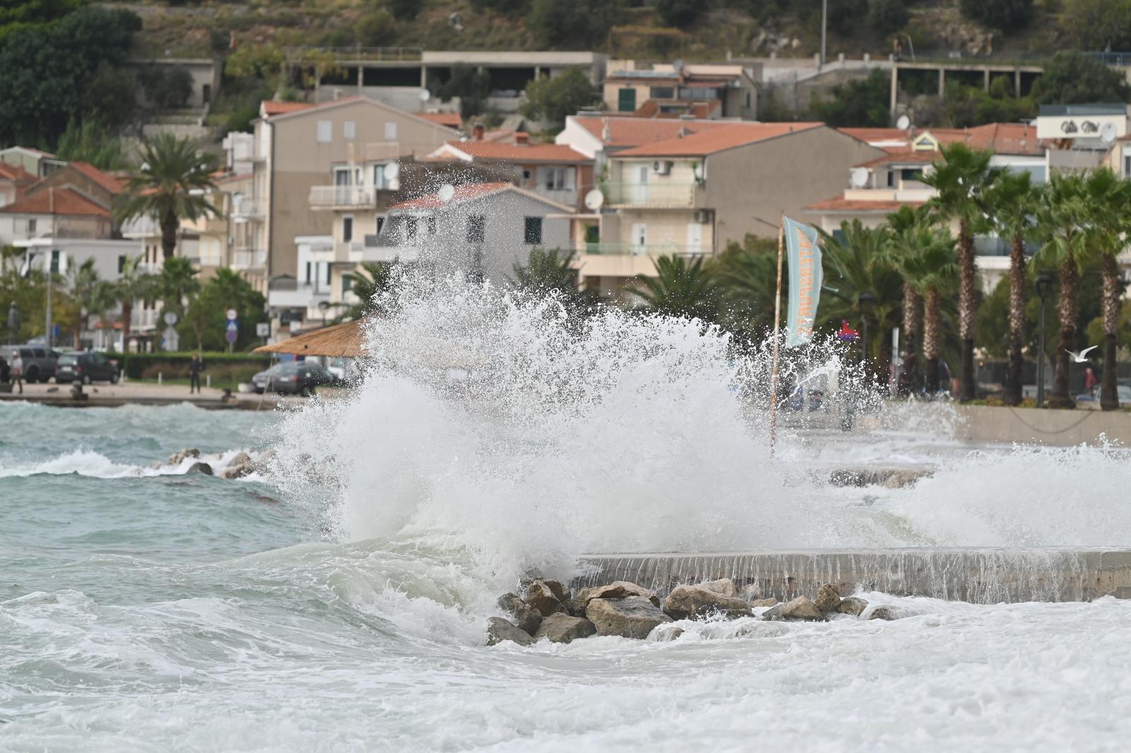 Jako jugo i visoki valovi u Podgori