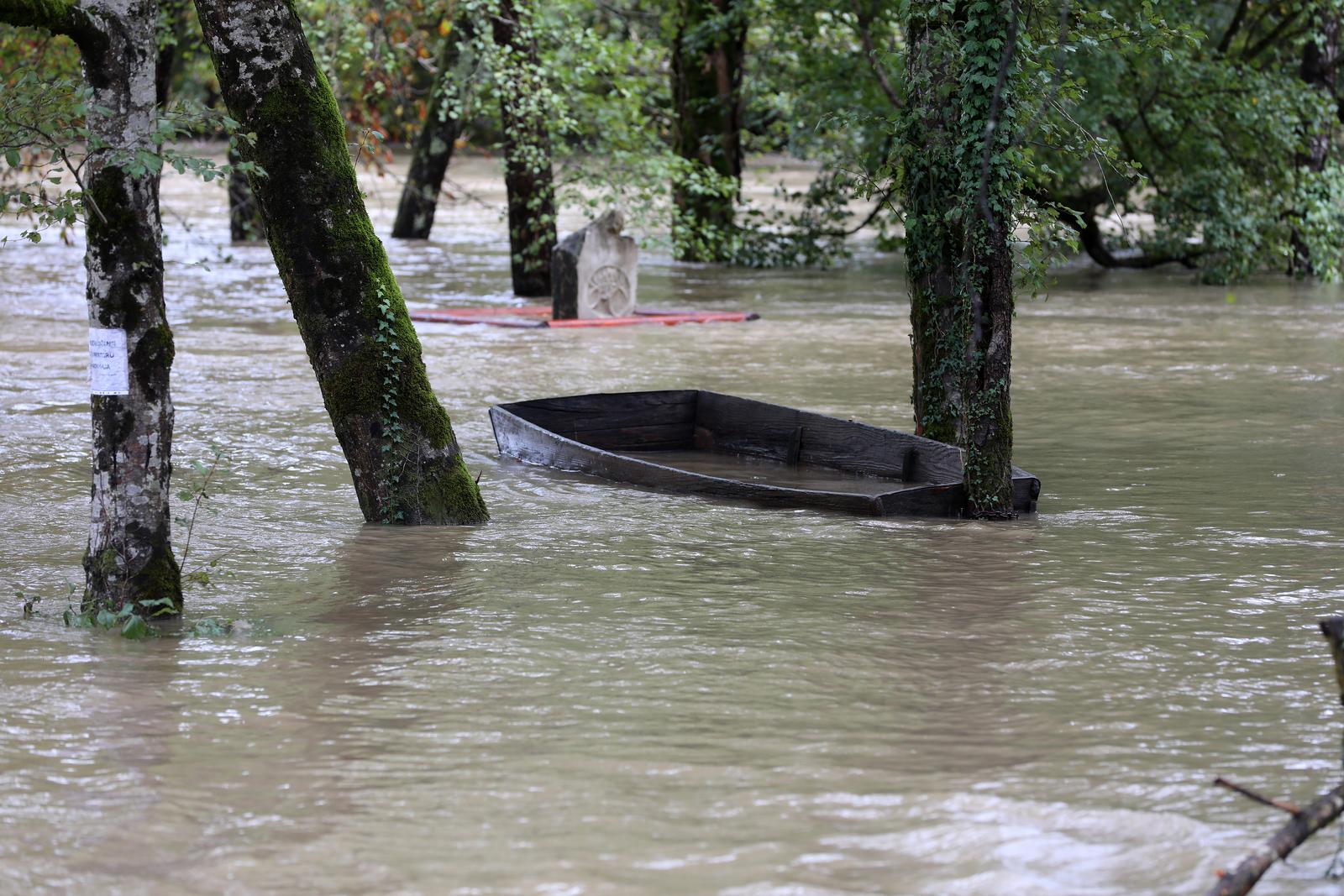 Osim Rijeke poplava je  pogodila i Brod na Kupi, direktor Hrvatskih voda: Vodostaji nam rastu, imamo nove rekorde