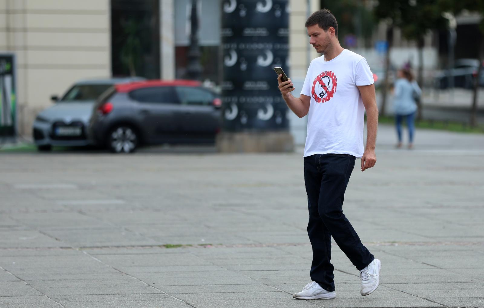 Zagreb: Ivan Pernar s majicom protiv gradonačenika pojavio se na performansu