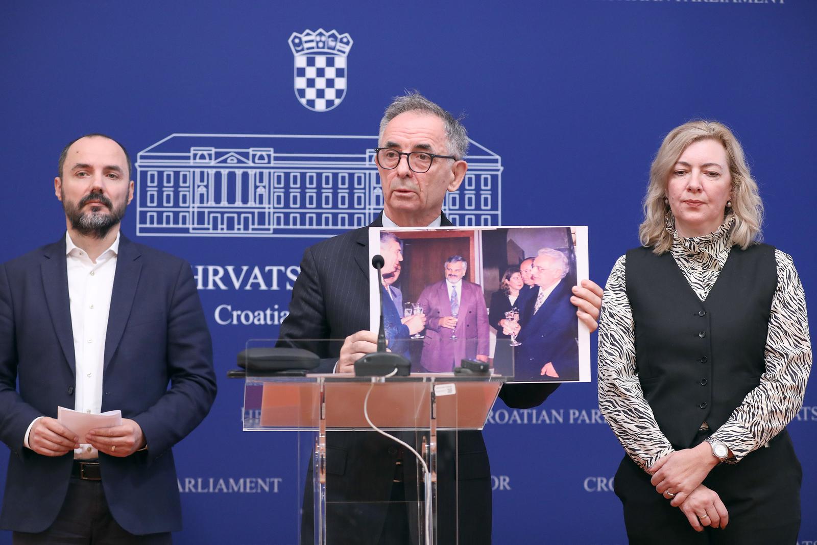 Zagreb: Konferencija za medije SDSS-a na temu "Narod kaže - Ako laže koza, ne laže rog"