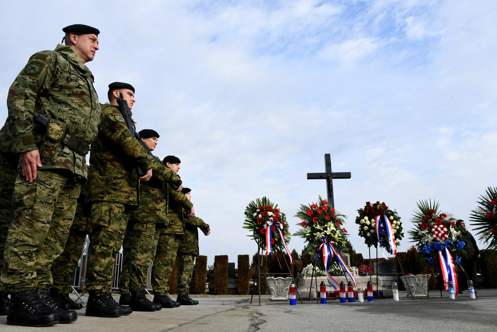 Tomo Medved na obilježavanju 30. godišnjice ukopa hrvatskih branitelja poginulih u Kusonjama