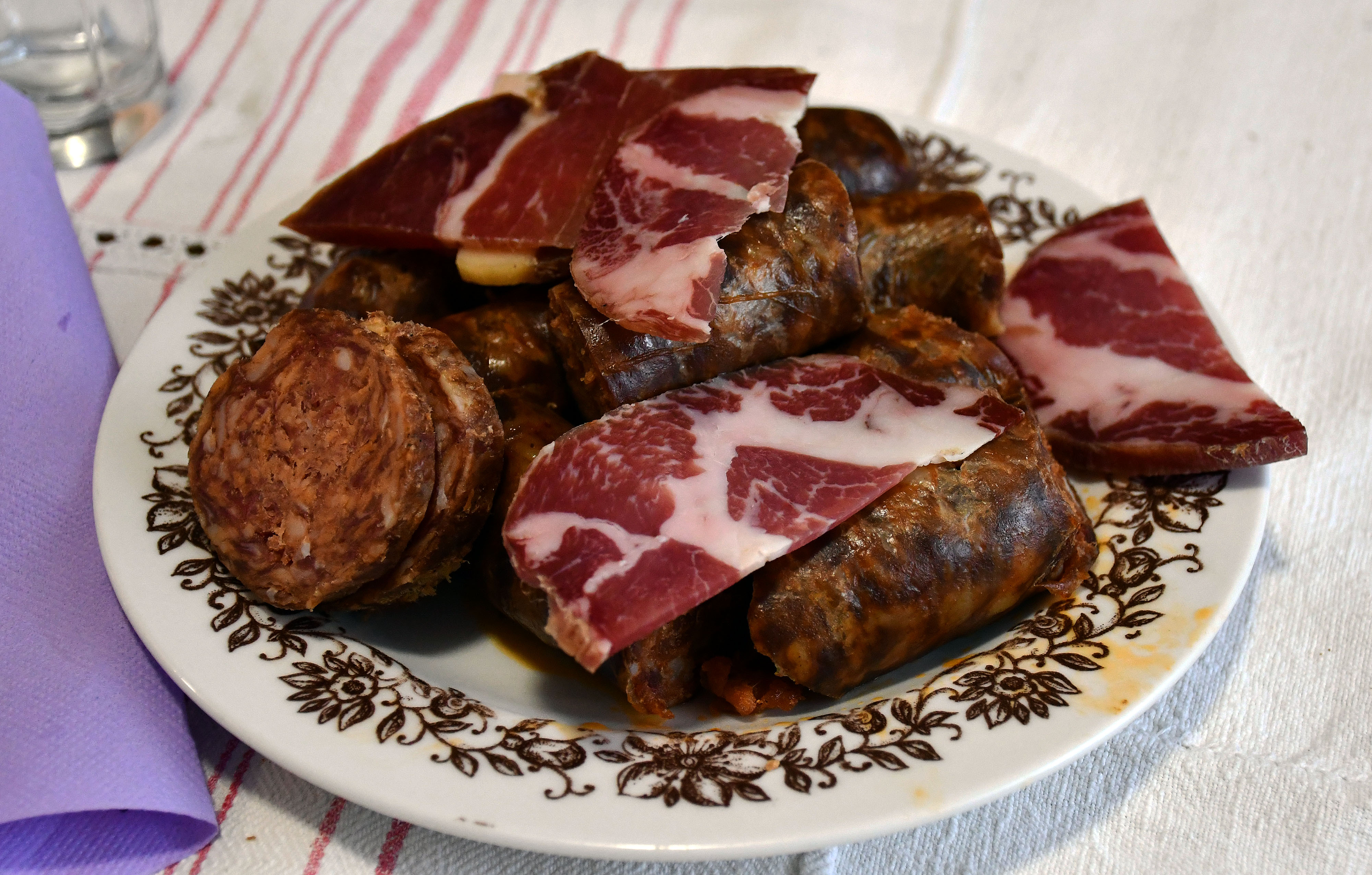 Tradicionalna slavonska svinjokolja u obitelji Josipa Malnara iz Bekteža