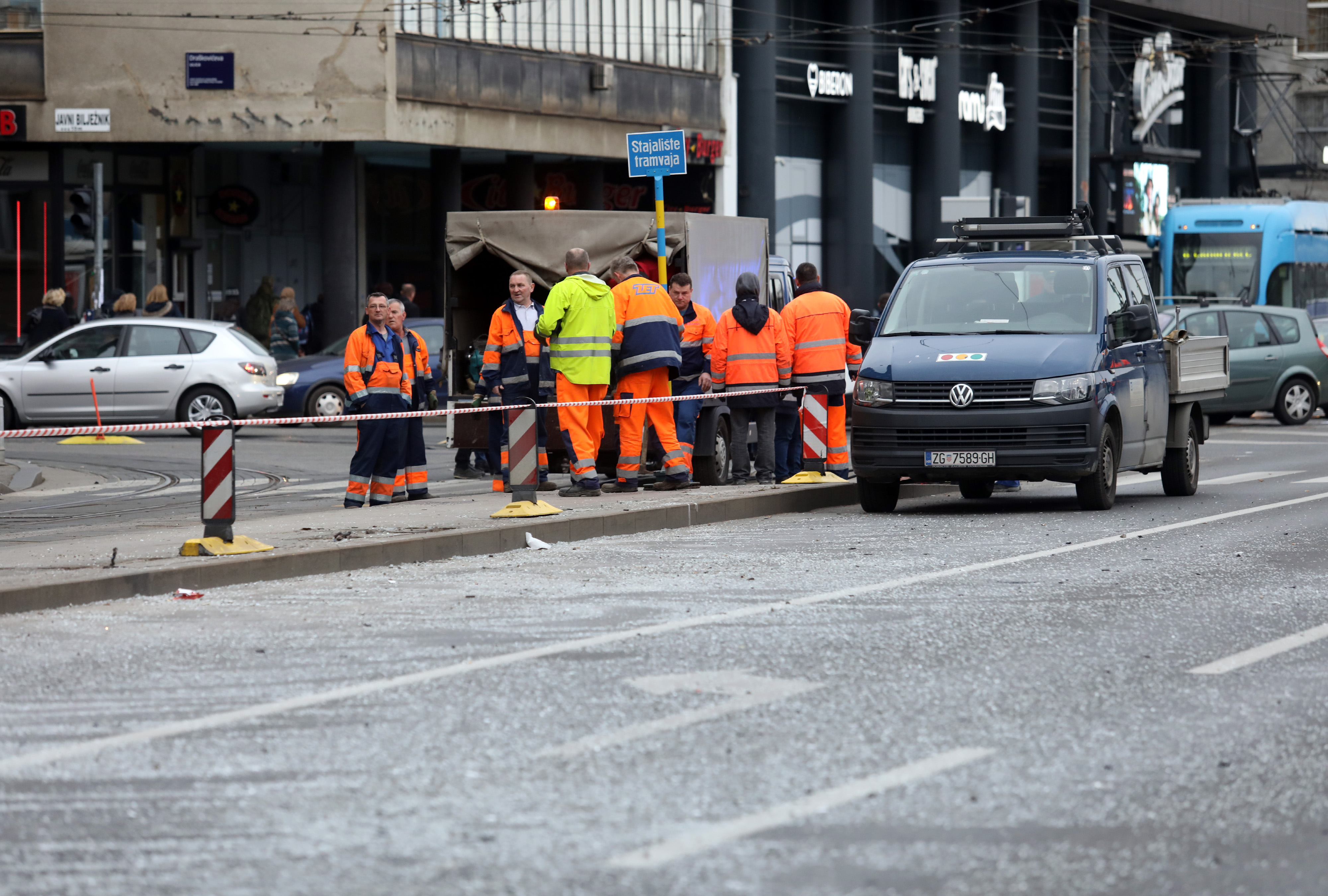 Zagreb: Automobilom uništio cijelu tramvajsku stanicu u Branimirovoj ulici