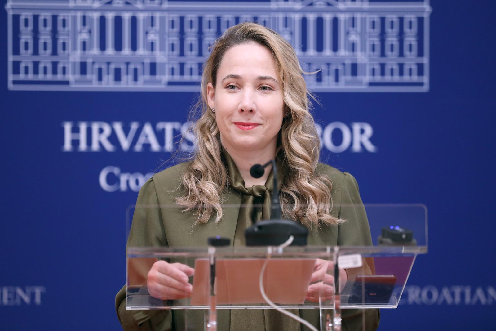 Zagreb: Marija Selak Raspudić o zabrani mobitela u svim školama