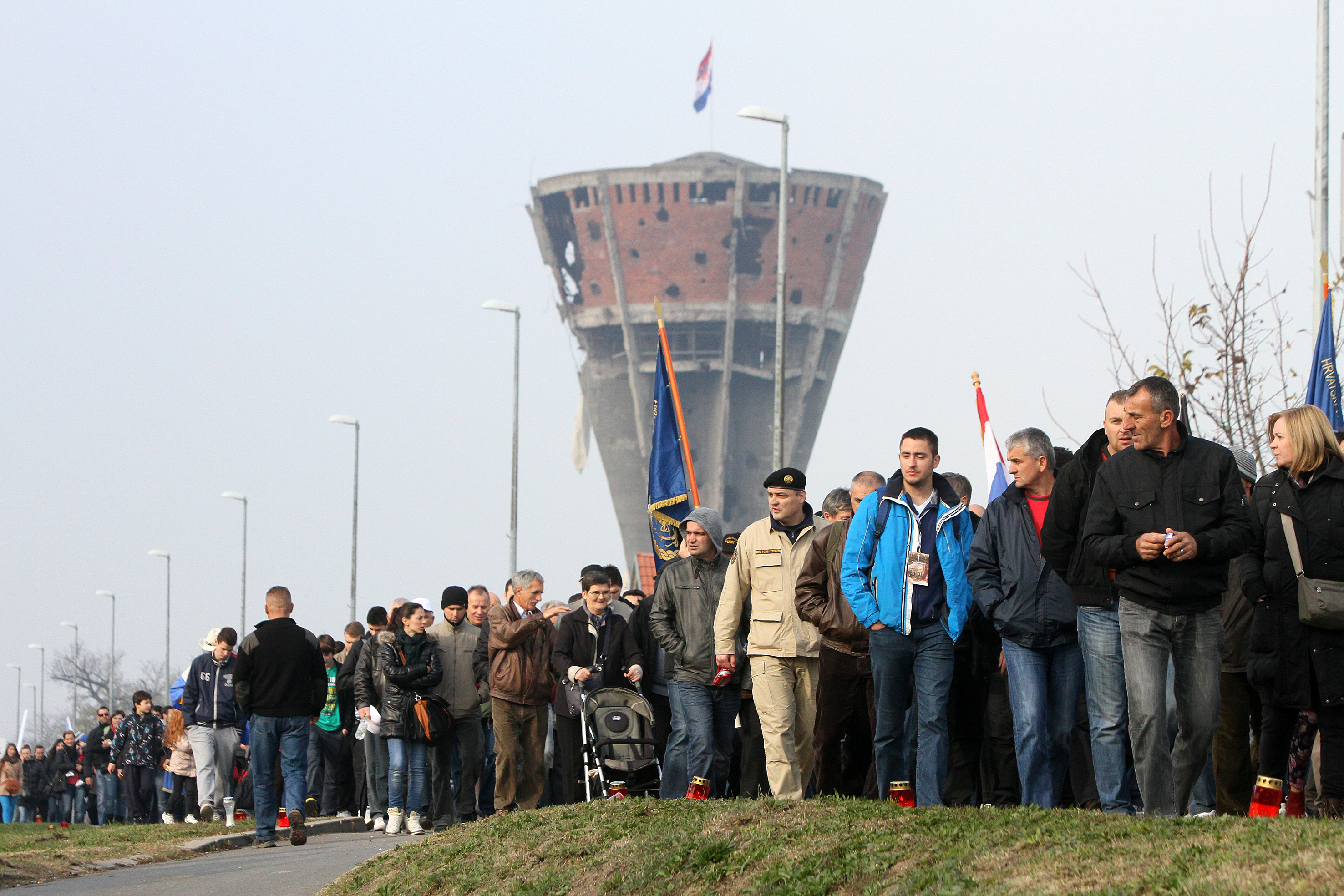 Vukovar: Kolona sje?anja na putu prema Memorijalnom groblju