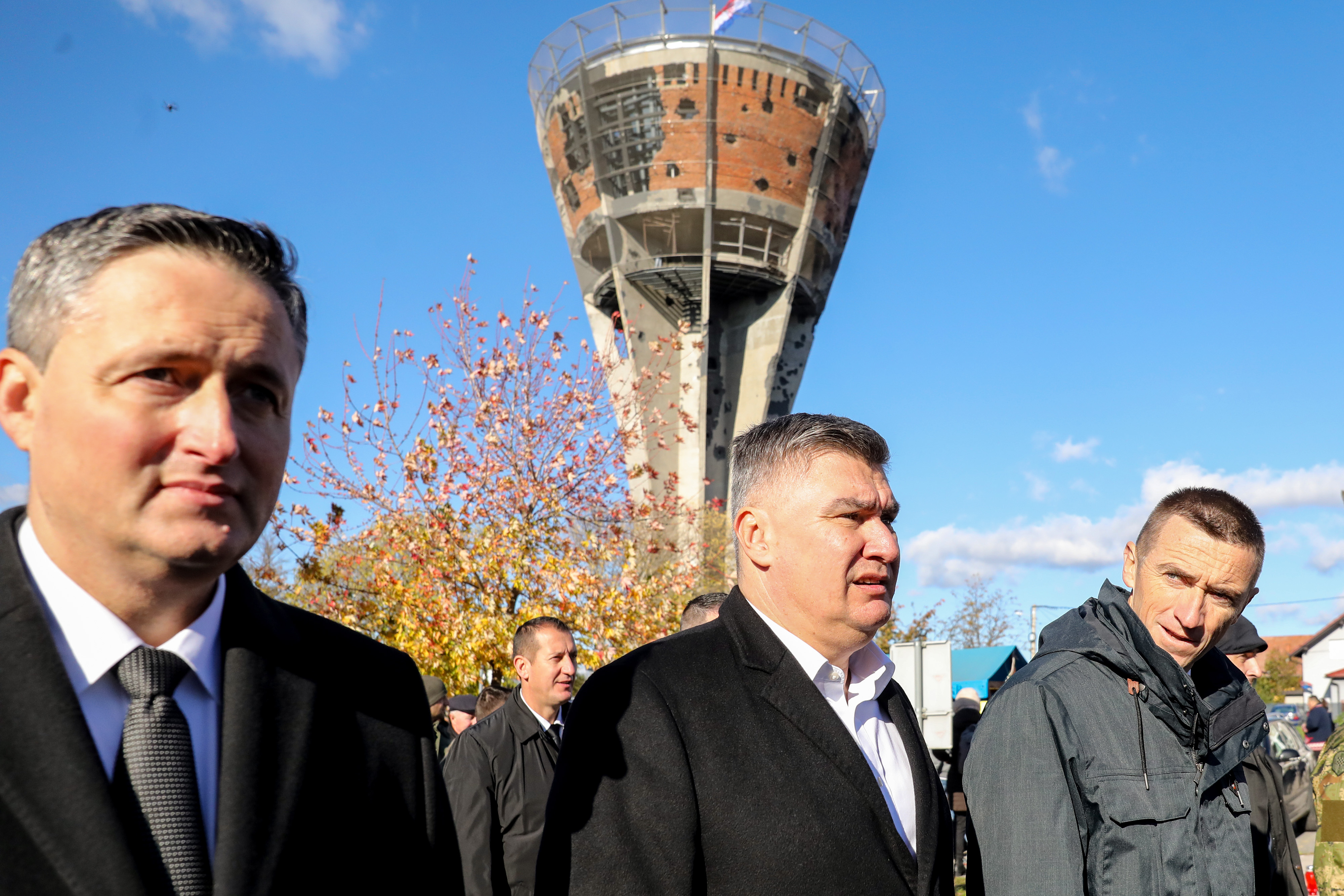 Trasom dugom 5,5 kilometara, od vukovarske bolnice do Memorijalnog groblja, prošle su među inima i brojne osobe iz javnog života