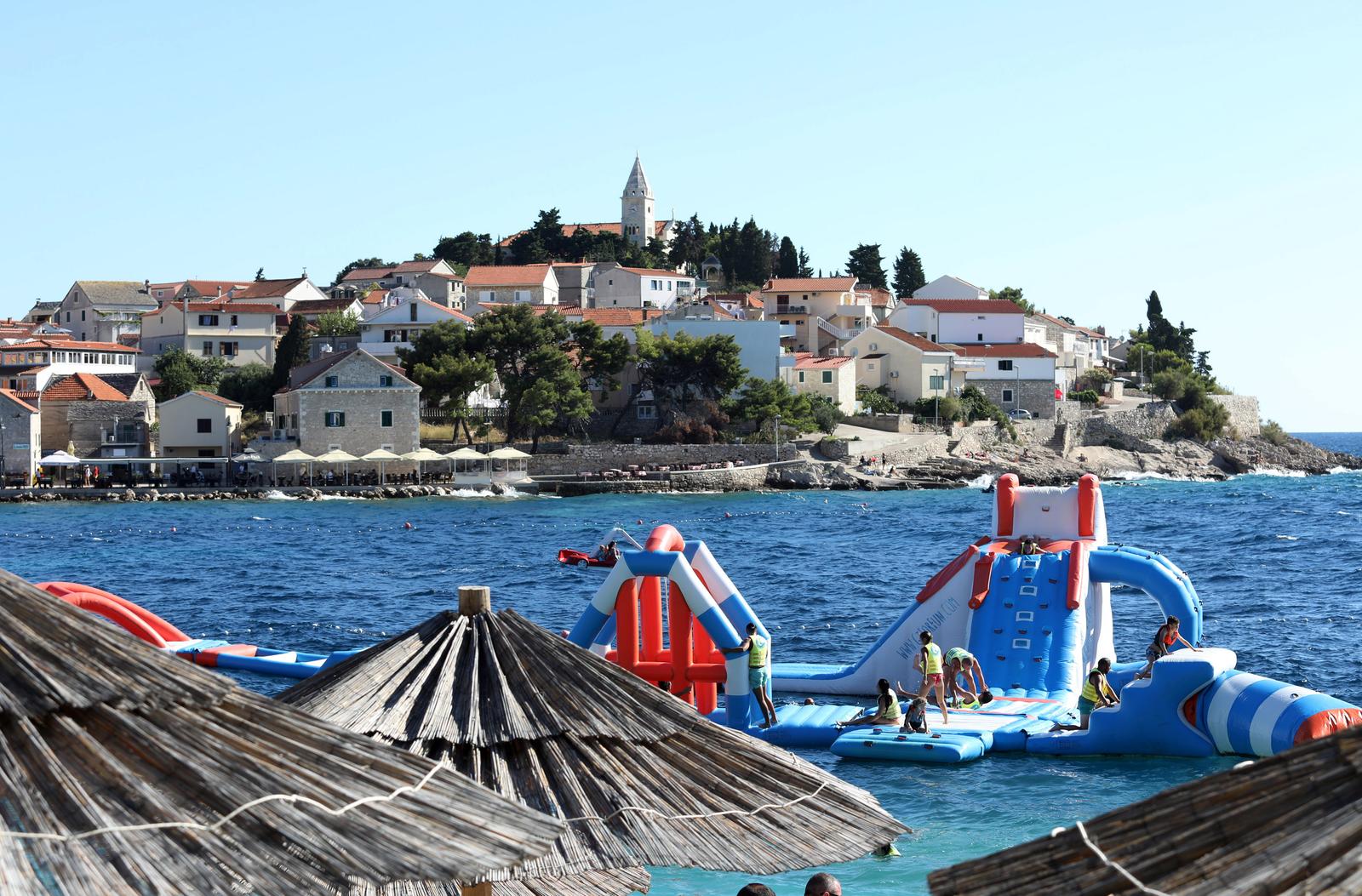 Plaže u Primoštenu prepune su gostiju