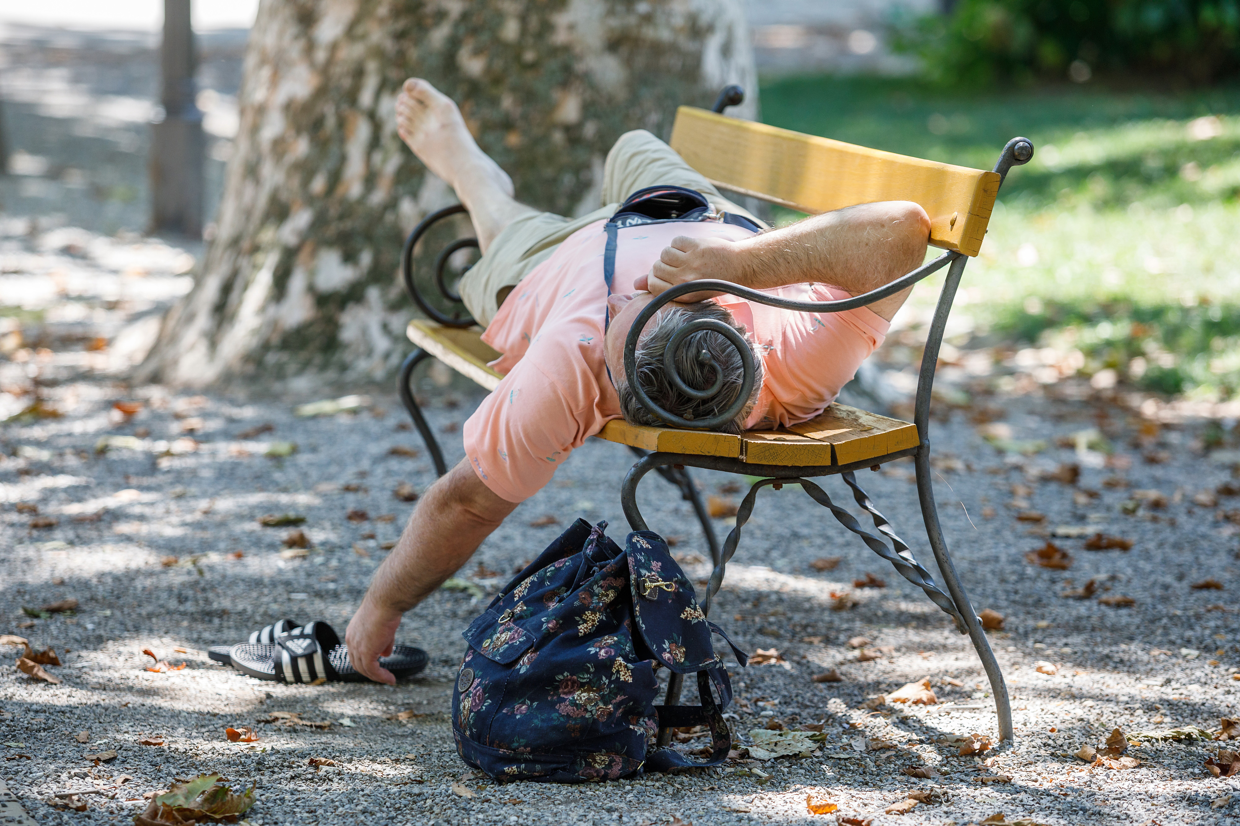Zagreb: Građani osvježenje pronašli u hladu u parku Zrinjevac