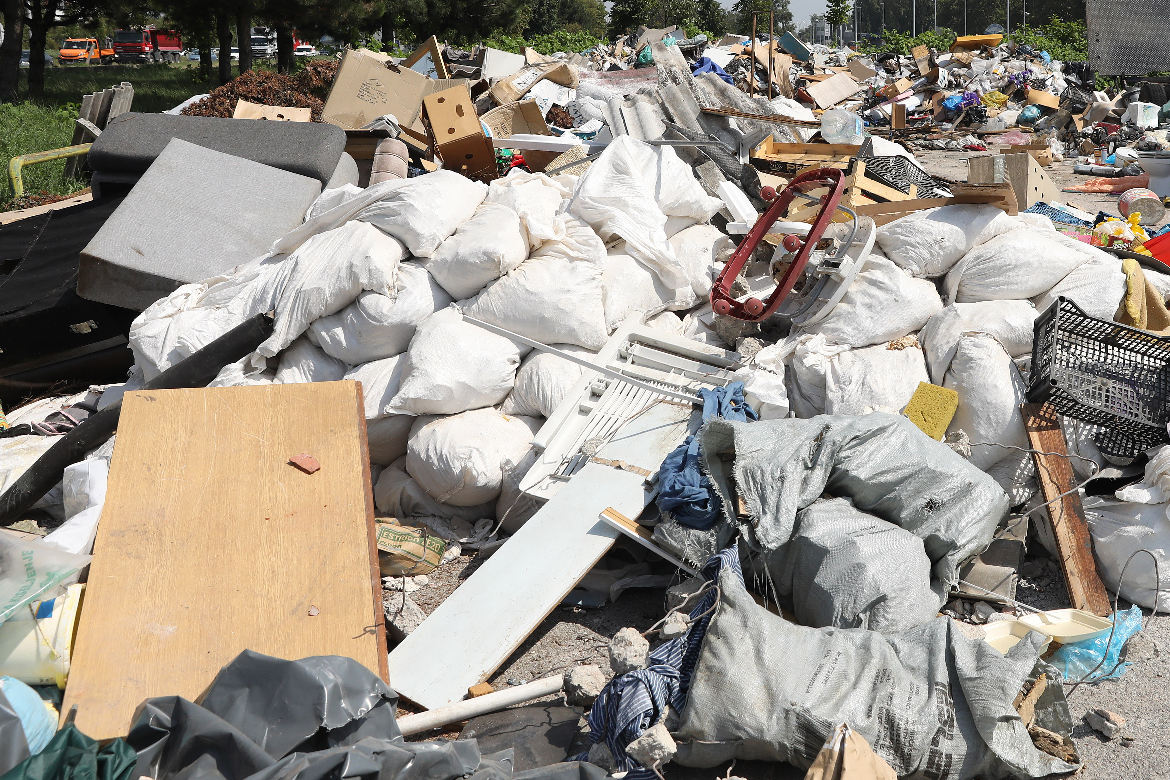 Zagreb: Napušteni kamioni i desetine tona neodvezenog otpada na parkiralištu Zelene tržnice