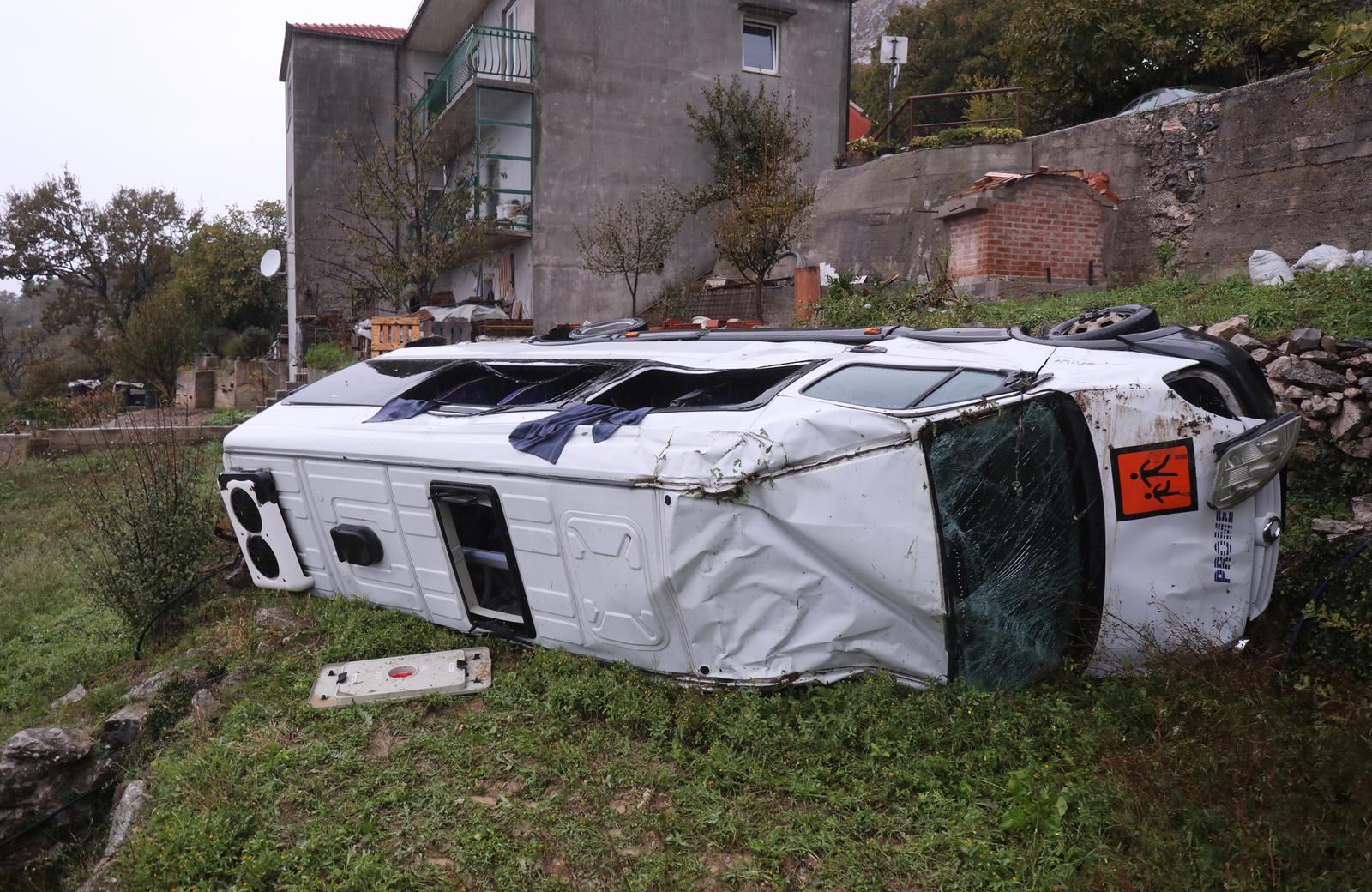 Gornje Sitno: Školski kombi sletio s ceste kod Splita, djeca prevezena u bolnicu