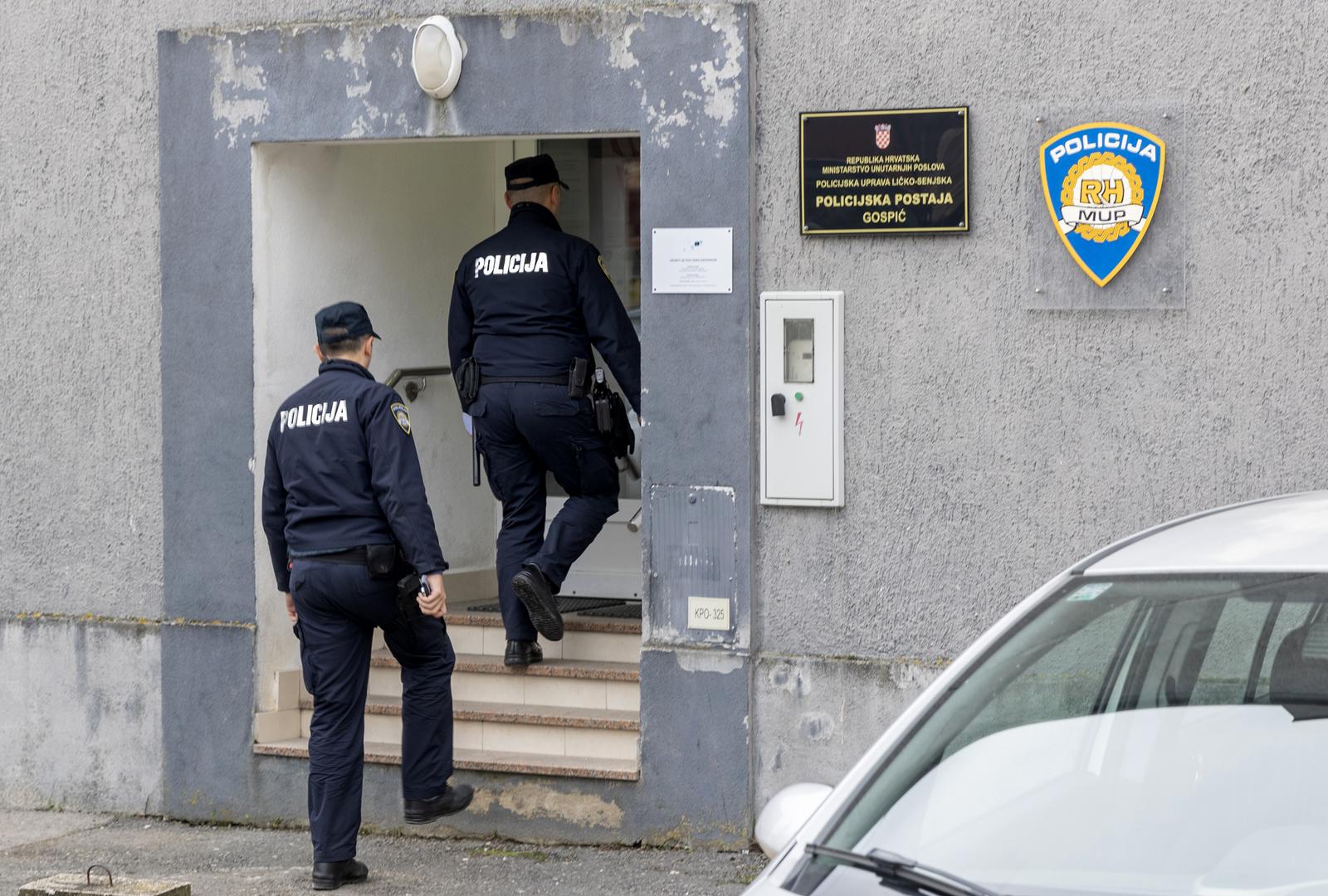 Gospić: Policajca optuženog za silovanje ponovno smjestili u pritvor, odvjetnica i roditelji ispred policije