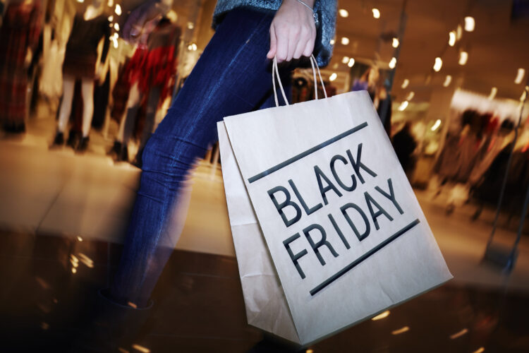 crno petak, black friday, popusti, shopping, Modern,Shopper,With,Black,Friday,Paperbag,Going,In,The,Mall
