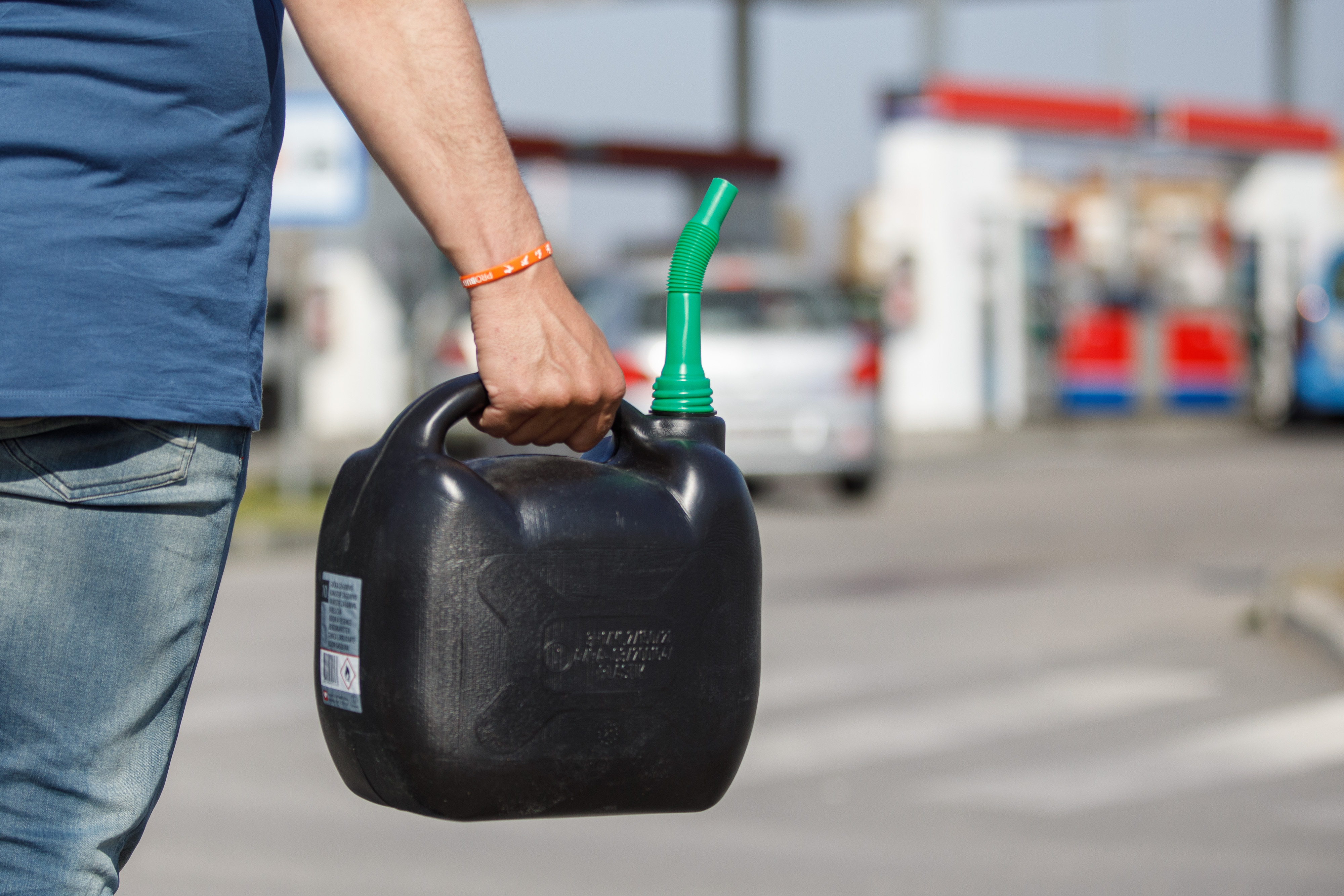 Nakon ponoći građane očekuje osjetno poskupljenje goriva