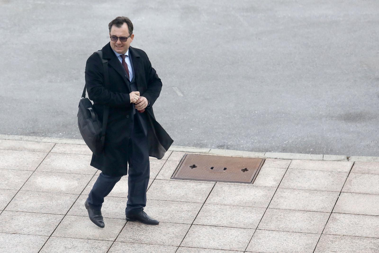 Damir Vanđelić prošao je uz zgradu NSK nešto prije sjednice Vlade