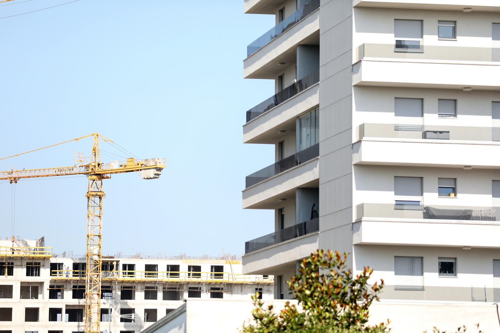 Zagreb: Slika crne mačke na zgradi na kojoj se obnavljaju stanovi