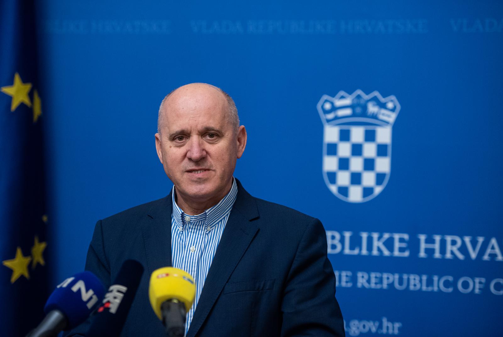 Zagreb: Ministar Bačić dao izjavu za medije nakon sastanka parlamentarne većine