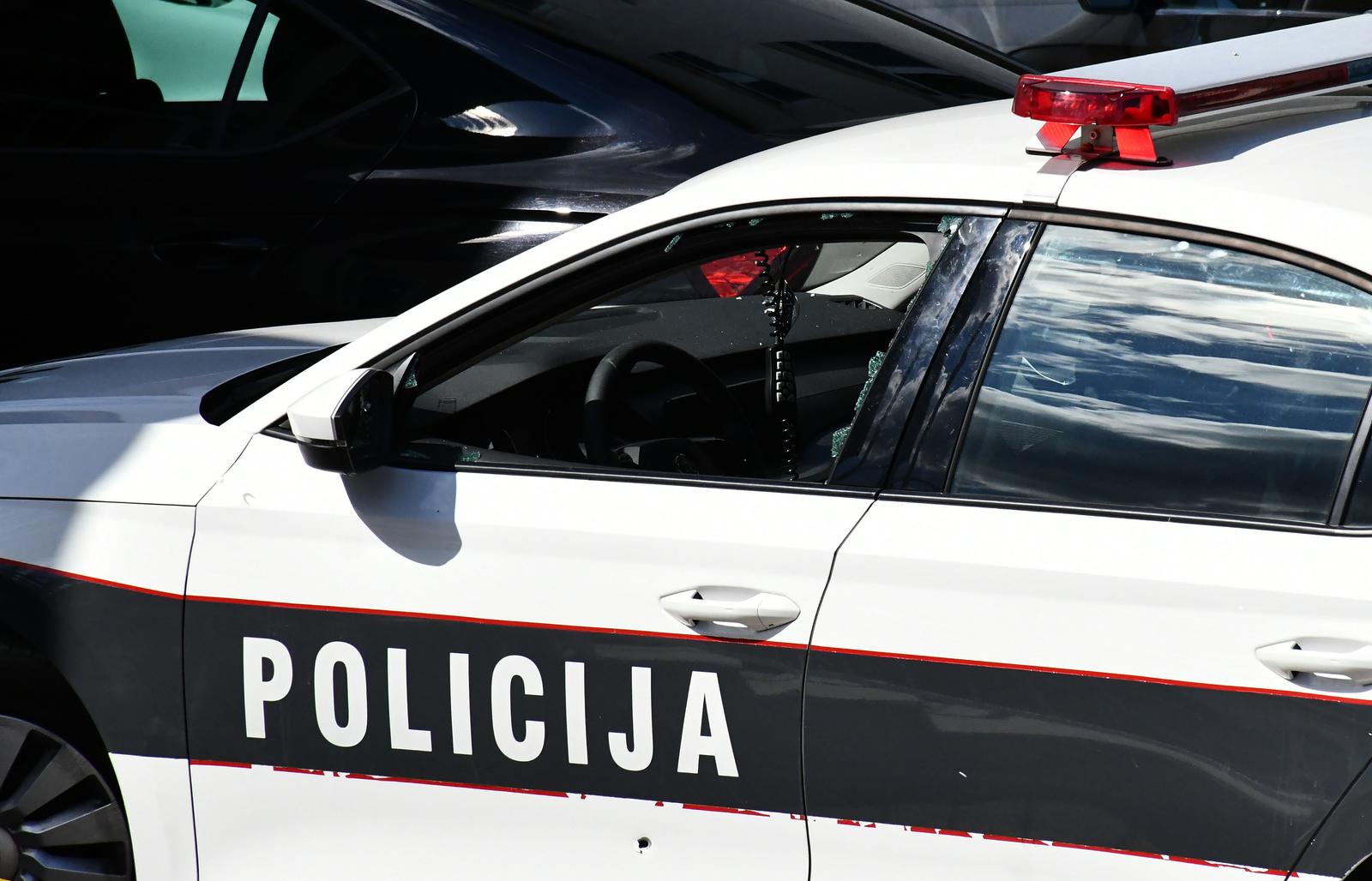 Gradačac: Očevid na policijskom automobilu na koji je pucao Nermin Sulejmanović