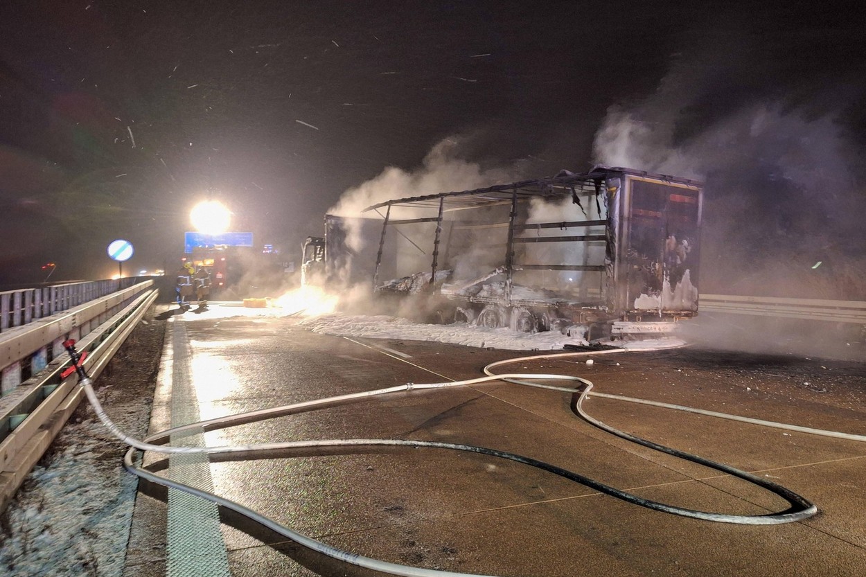 A9/Bitterfeld-Wolfen - LKW fngt whrend Fahrt Feuer und brennt aus: A9 seit der Nacht voll gesperrt 01.12.2023 gegen 3.20 Uhr A9 Richtung Berlin, zwischen Brehna und Bitterfeld-Wolfen Zu einem Einsatz der Feuerwehr kam es am frhen Freitagmorgen gegen 3.20
