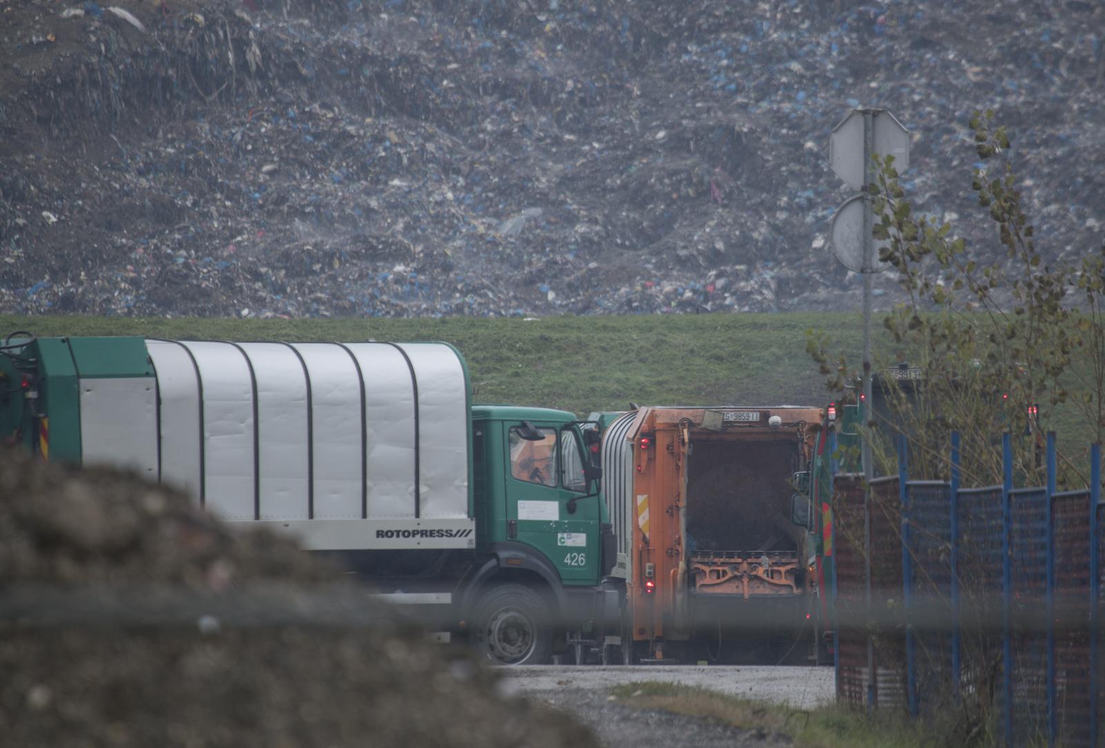 Zagreb: Kamioni Čistoće dovoze otpad na Jakuševac na dio gdje je prvi puta bio odron