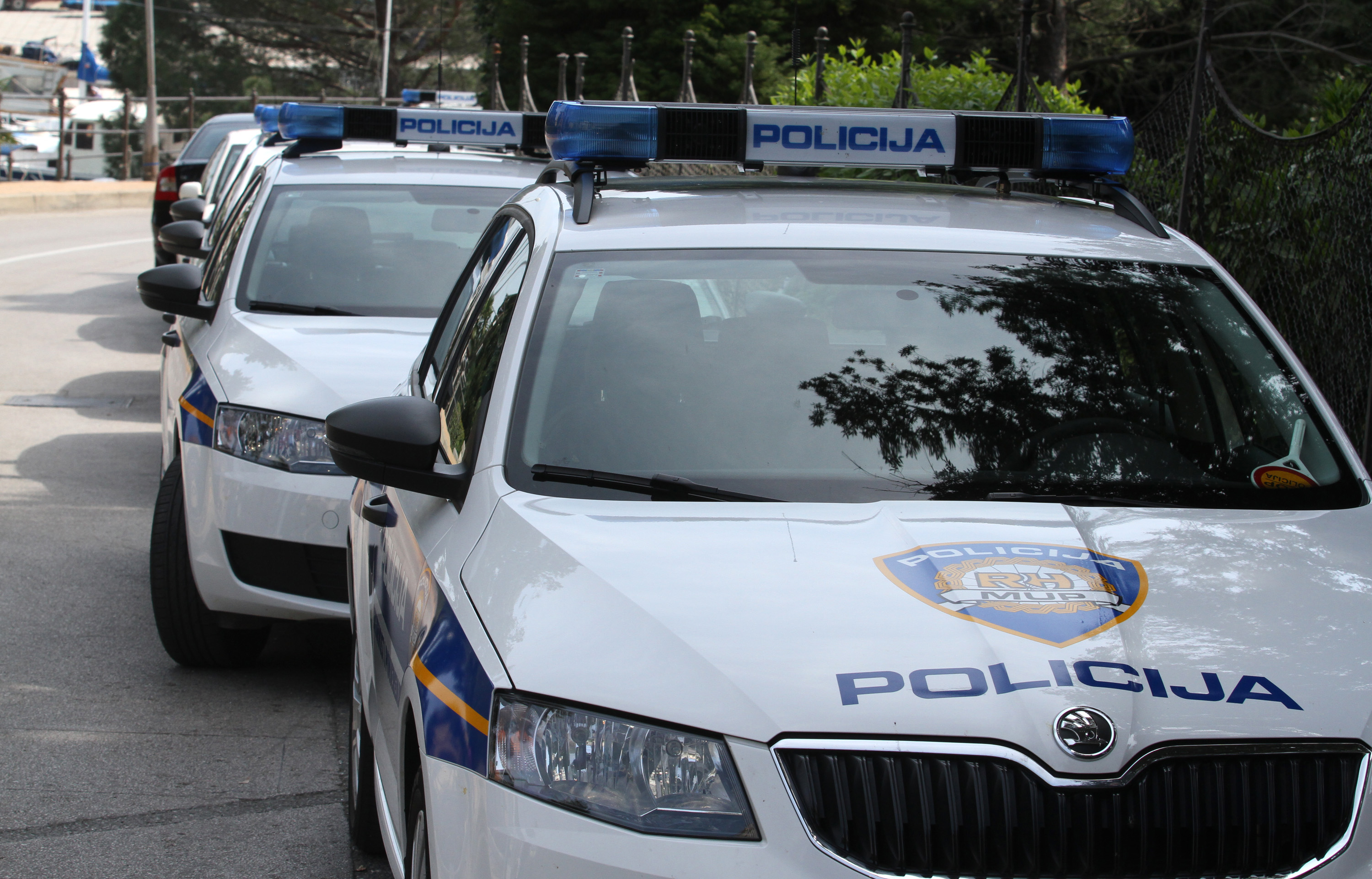 Opatija: Policijski automobili marke koda parkirani ispred opatijskog parka