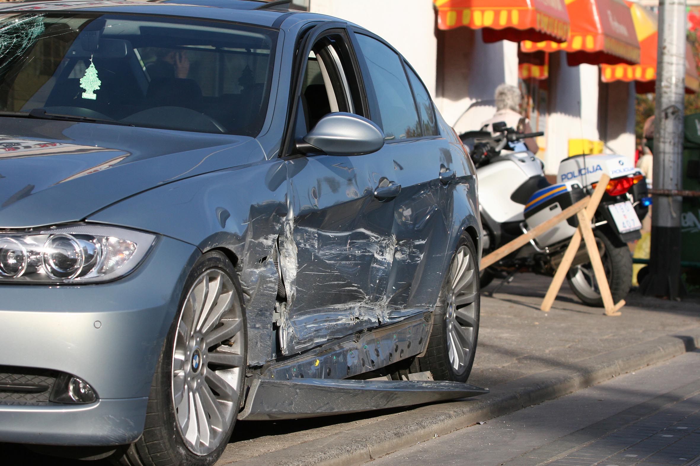 Zagreb: 31.10.2006. prošao kroz crveno na križanju Ozaljske i Tratinske te naletio na 7 pješaka
