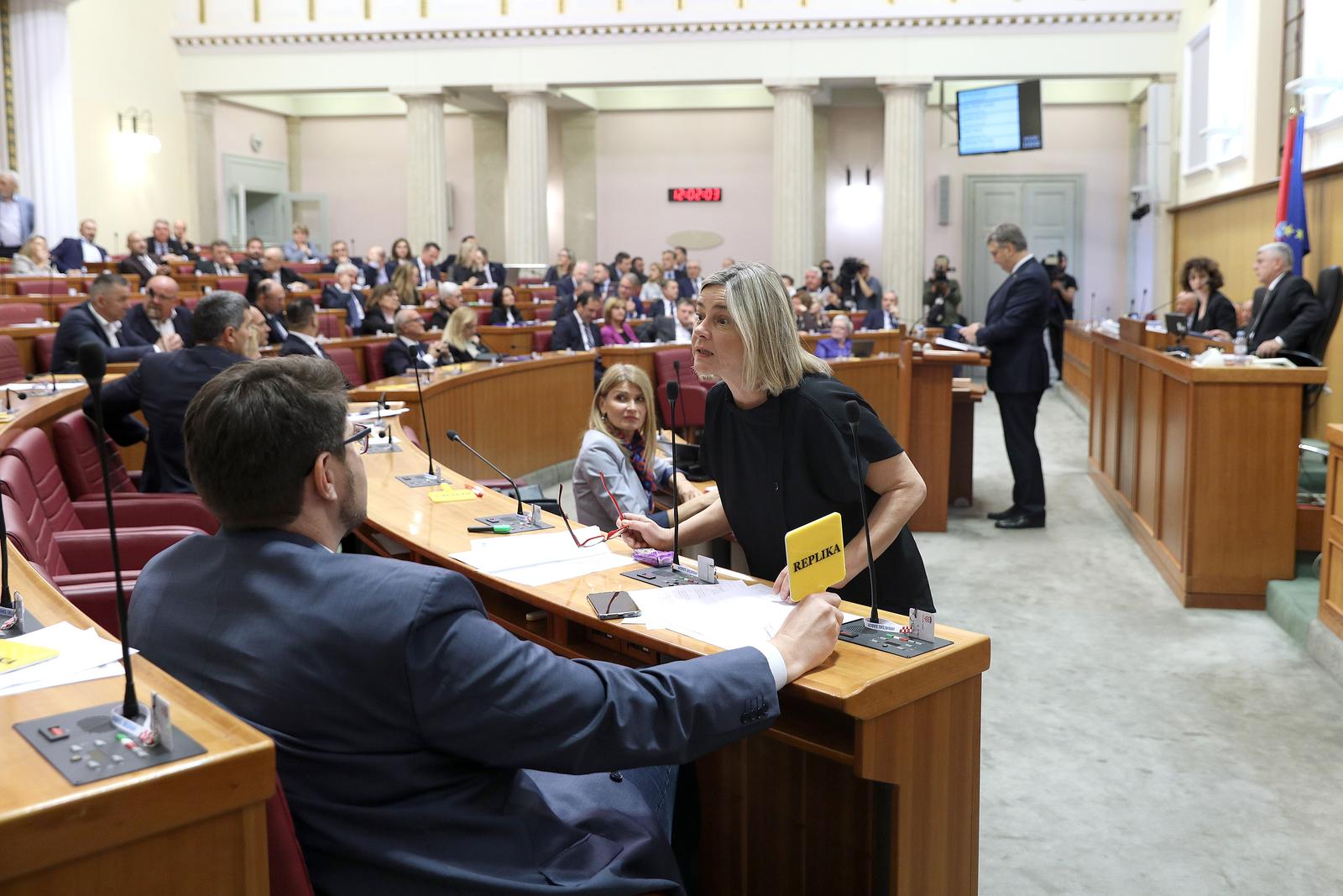 Zagreb: Oporba lupanjem ometa govor premijera Plenkovića u Saboru