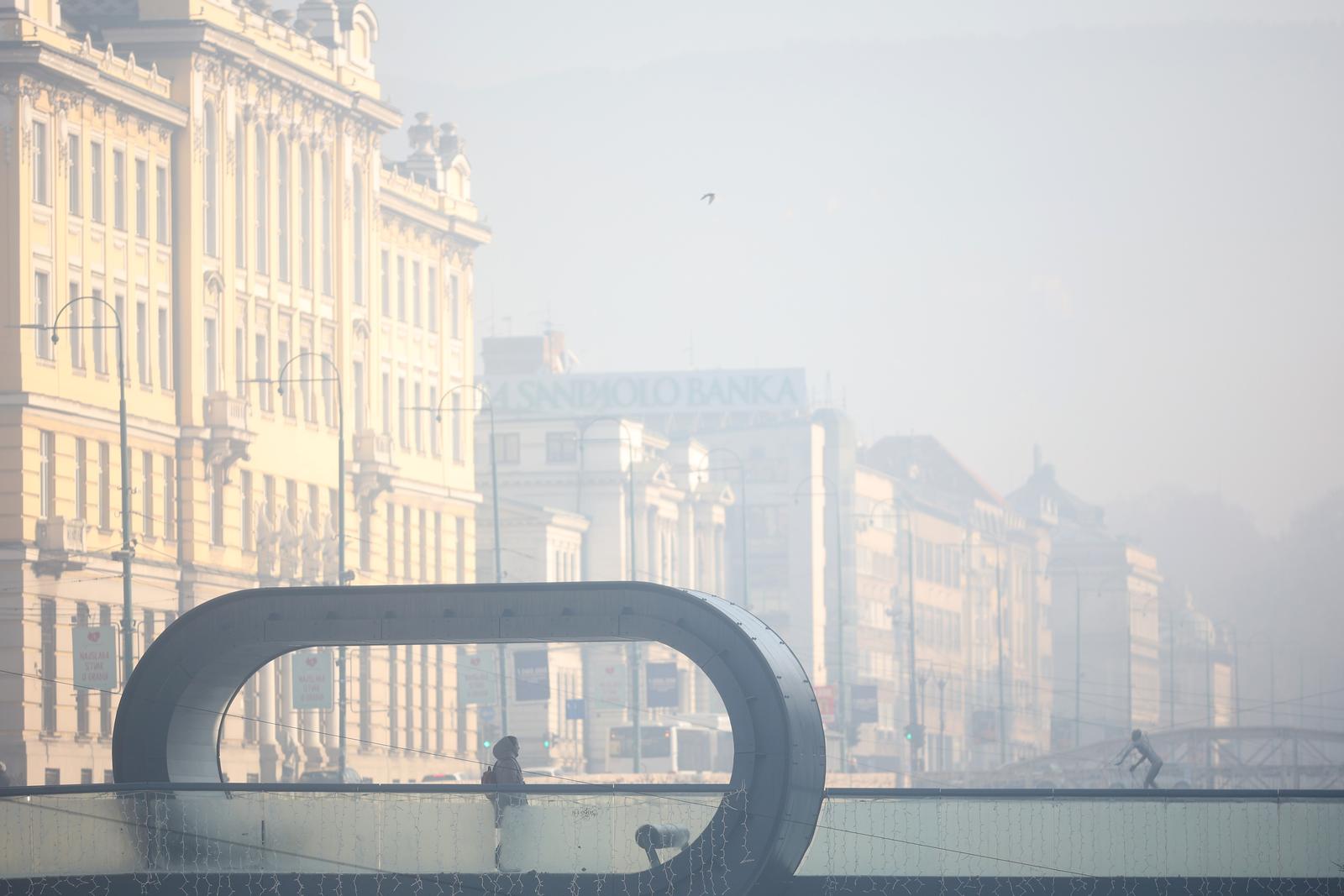 Dok je u većini Sarajeva magla, građani na Baščaršiji uživaju na suncu