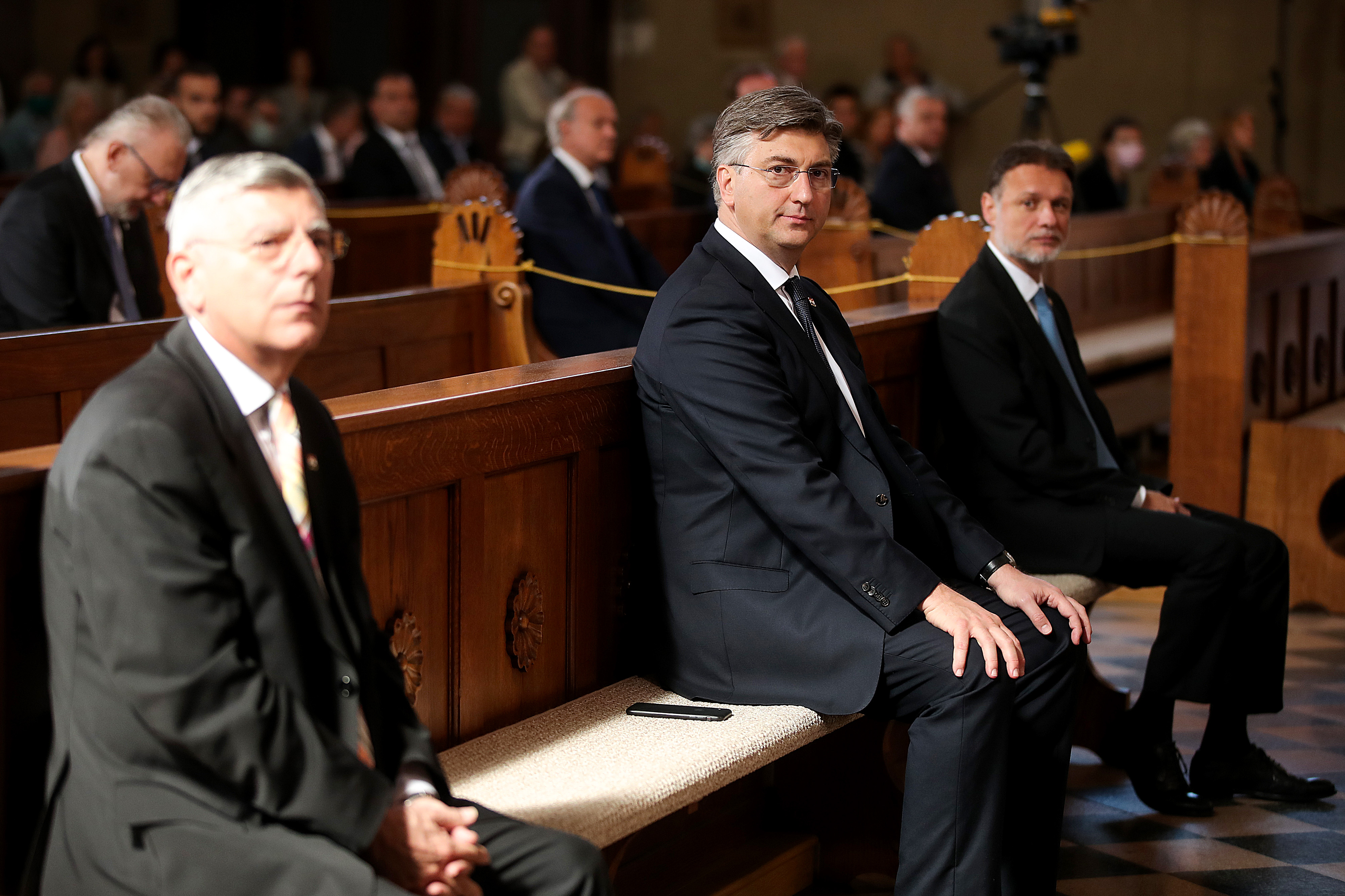 Zagreb: Državni vrhu uz preporučenu distancu na misi za Domovinu u crkvi Svetog Blaža