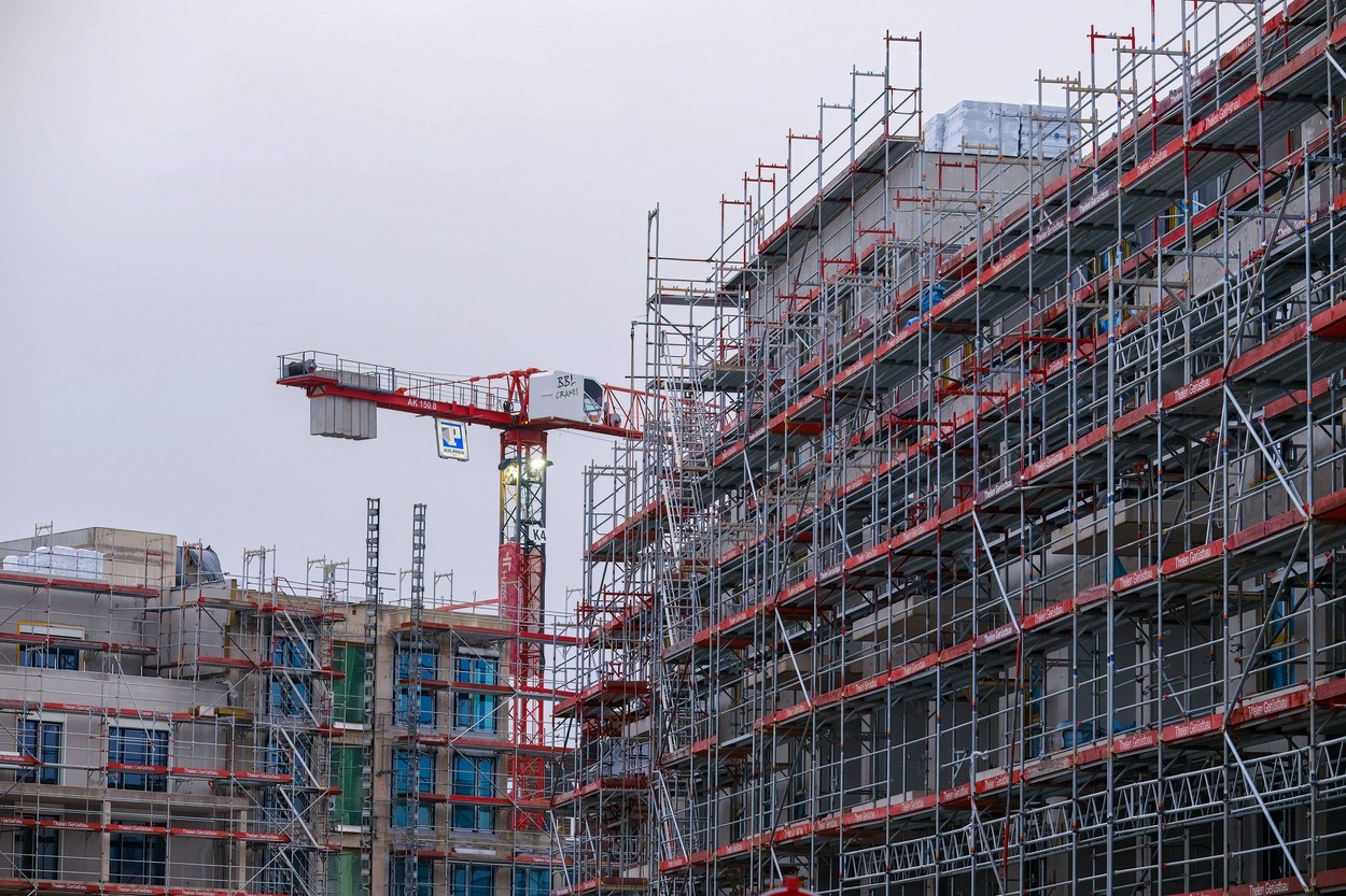 Düsseldorf 11.12.2023 Baukran BBL Cranes Aug. Prien Baustelle Bauboom Wohnungen Wohnungsnot Mieten sozialer Wohnungsbau