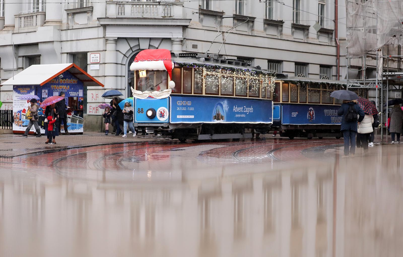 Veseli božićni tramvaj za najmlađe posjetitelje vozi kroz Zagreb