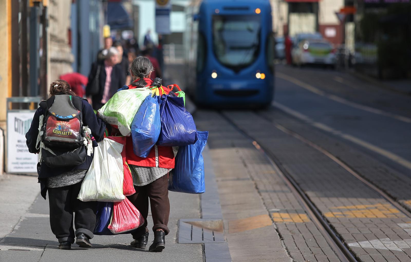 Zagreb: Starice slabijeg imovinskog stanja natovarene vre?icama privla?e pozornost gra?ana