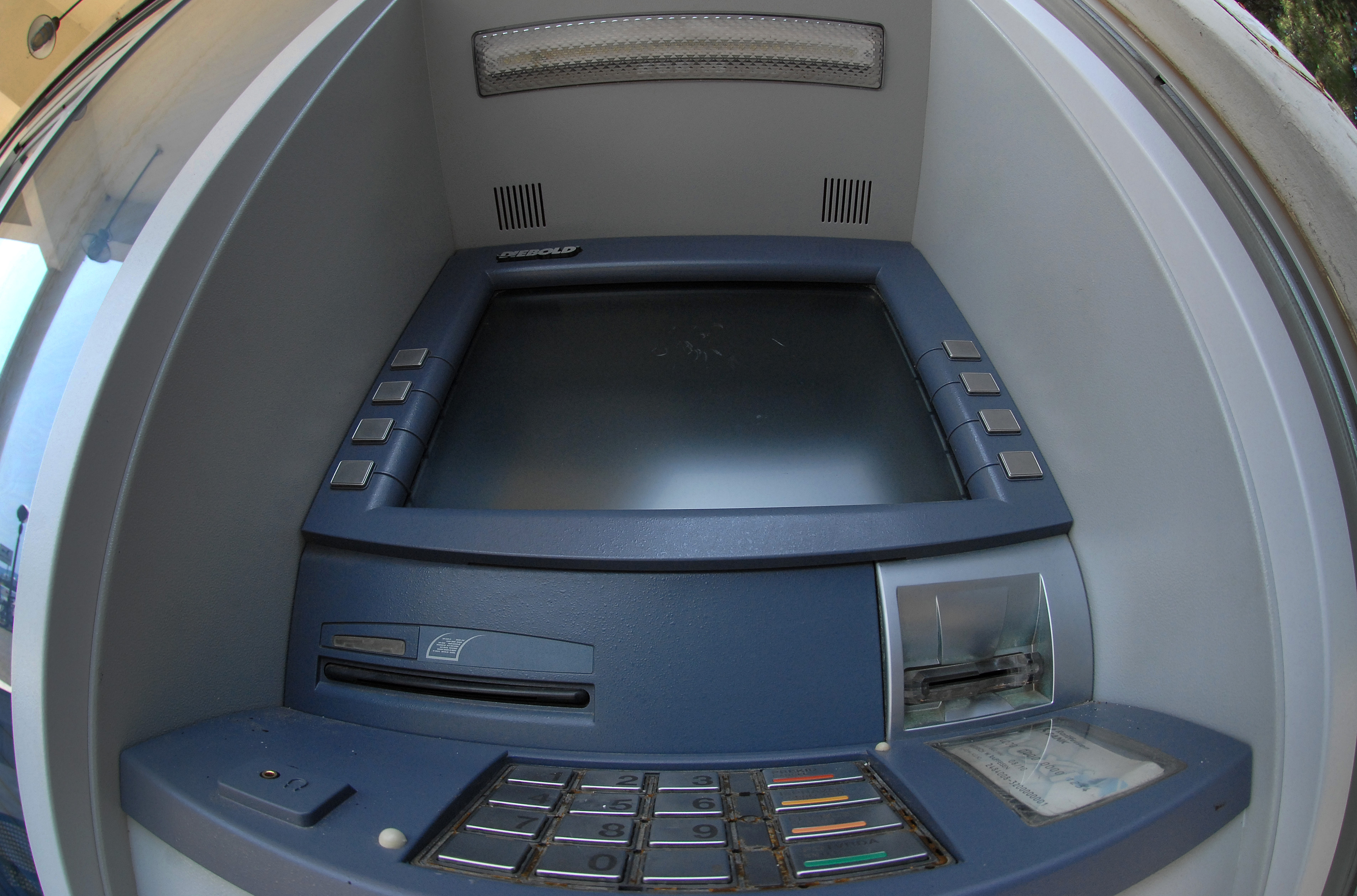 Zadar: Sjekirom razbio tipkovnice dvaju bankomata Raiffeisen banke