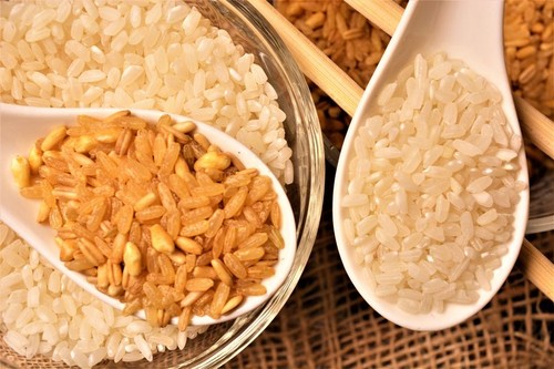 smeđa i bijela riža